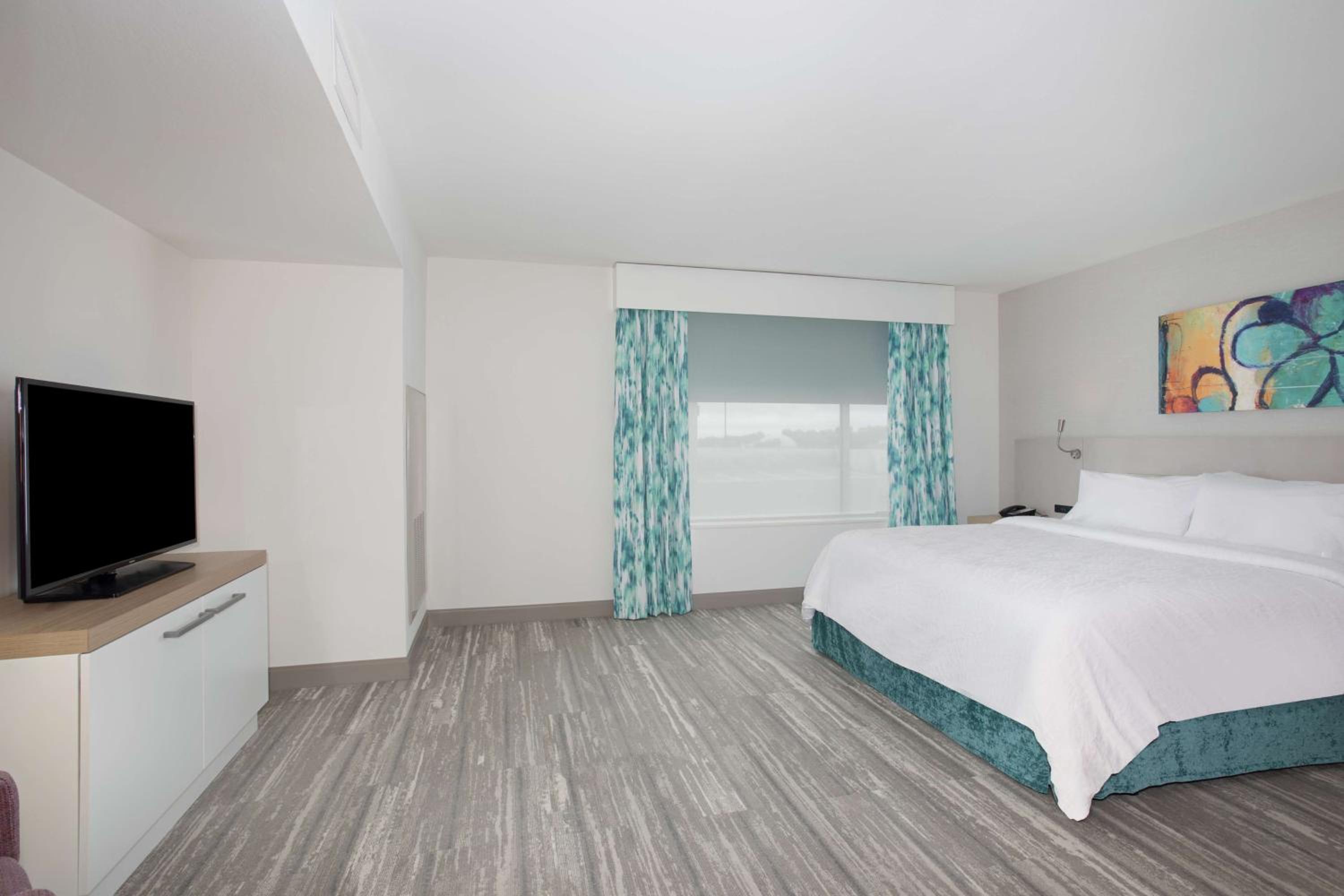 Junior King Suite with Bath Tub - Mobility Access