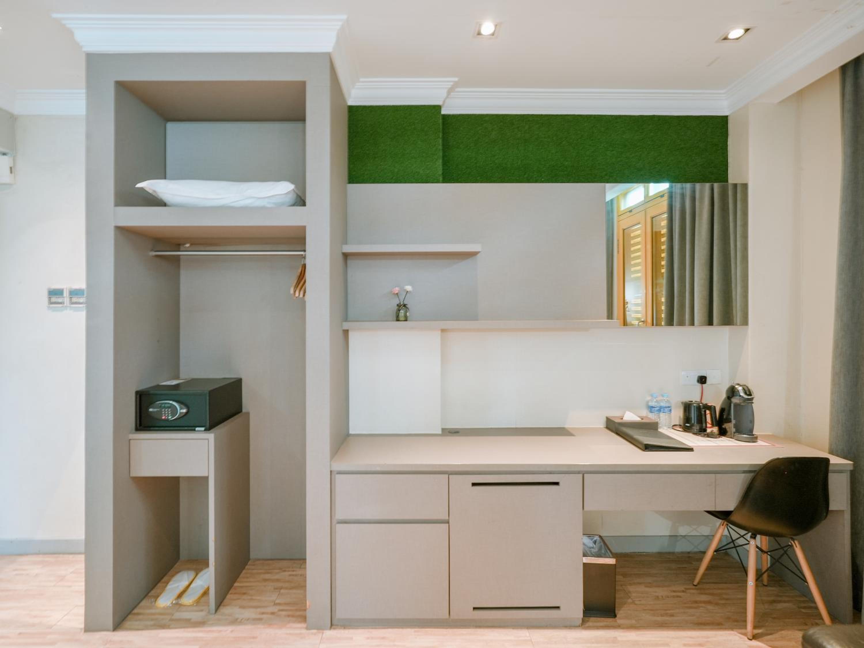 Suite Room, Window- Balcony