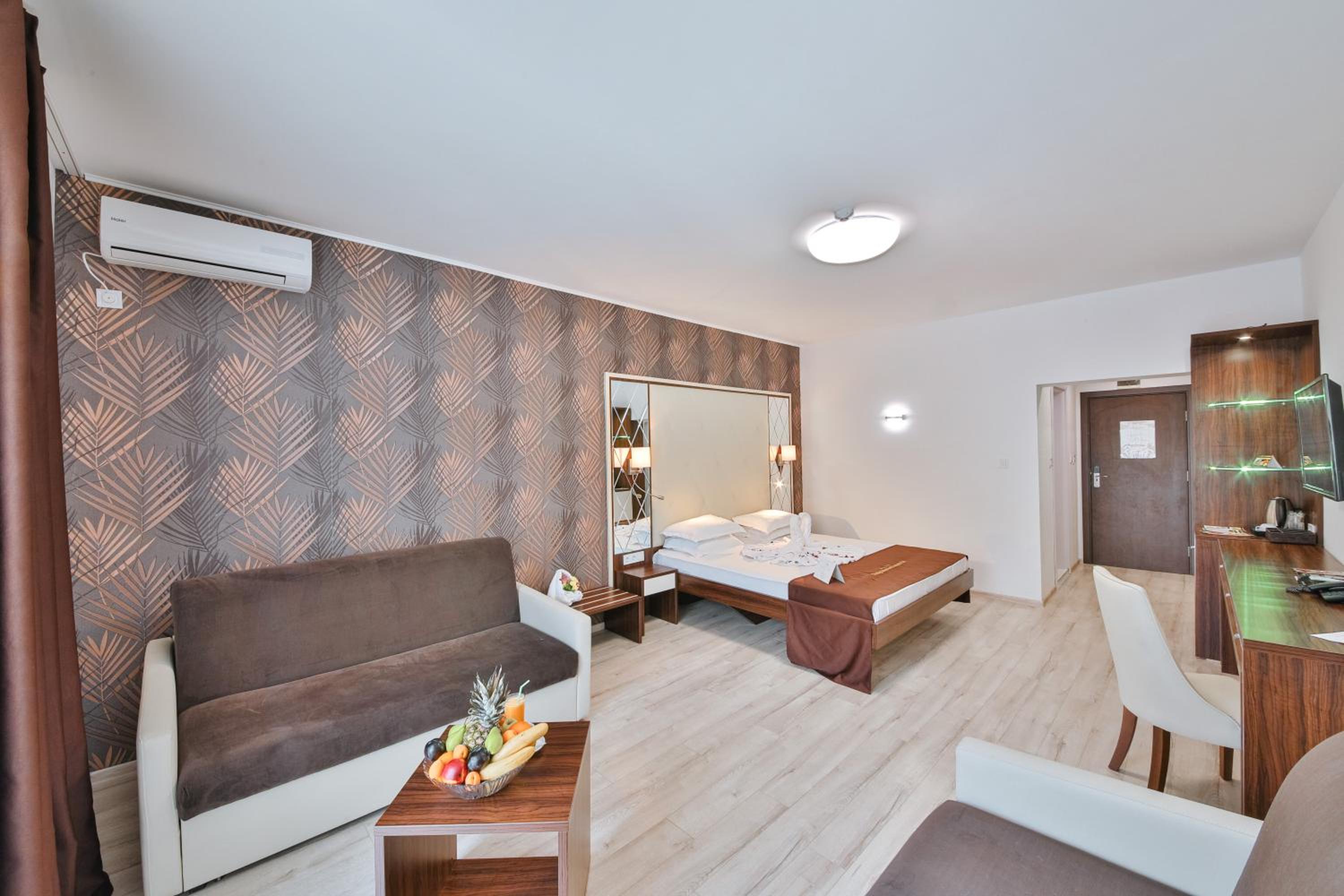 Deluxe Family Room with Balcony - Free Aquapark Access