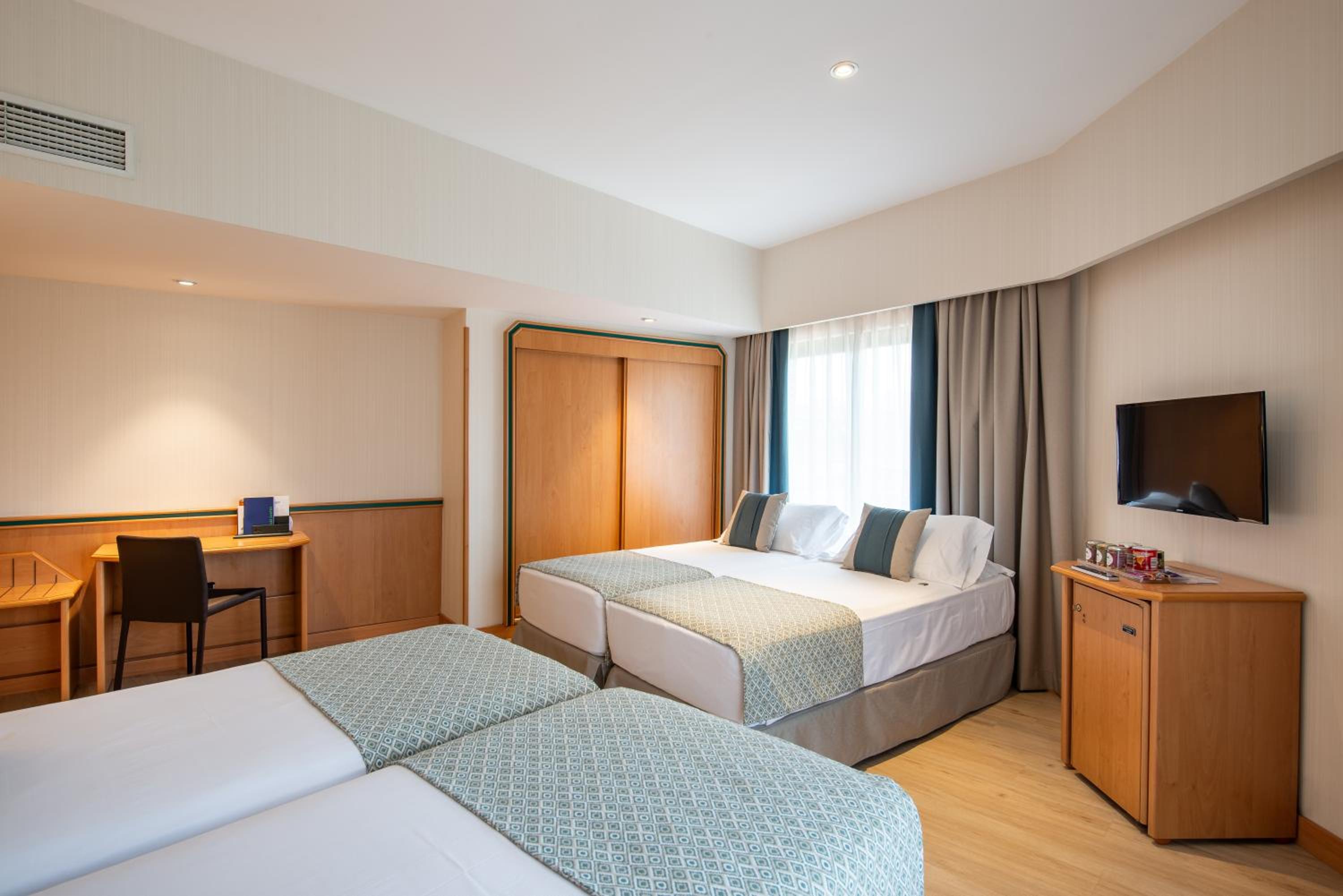 Family Room (2 Adults + 2 Children)