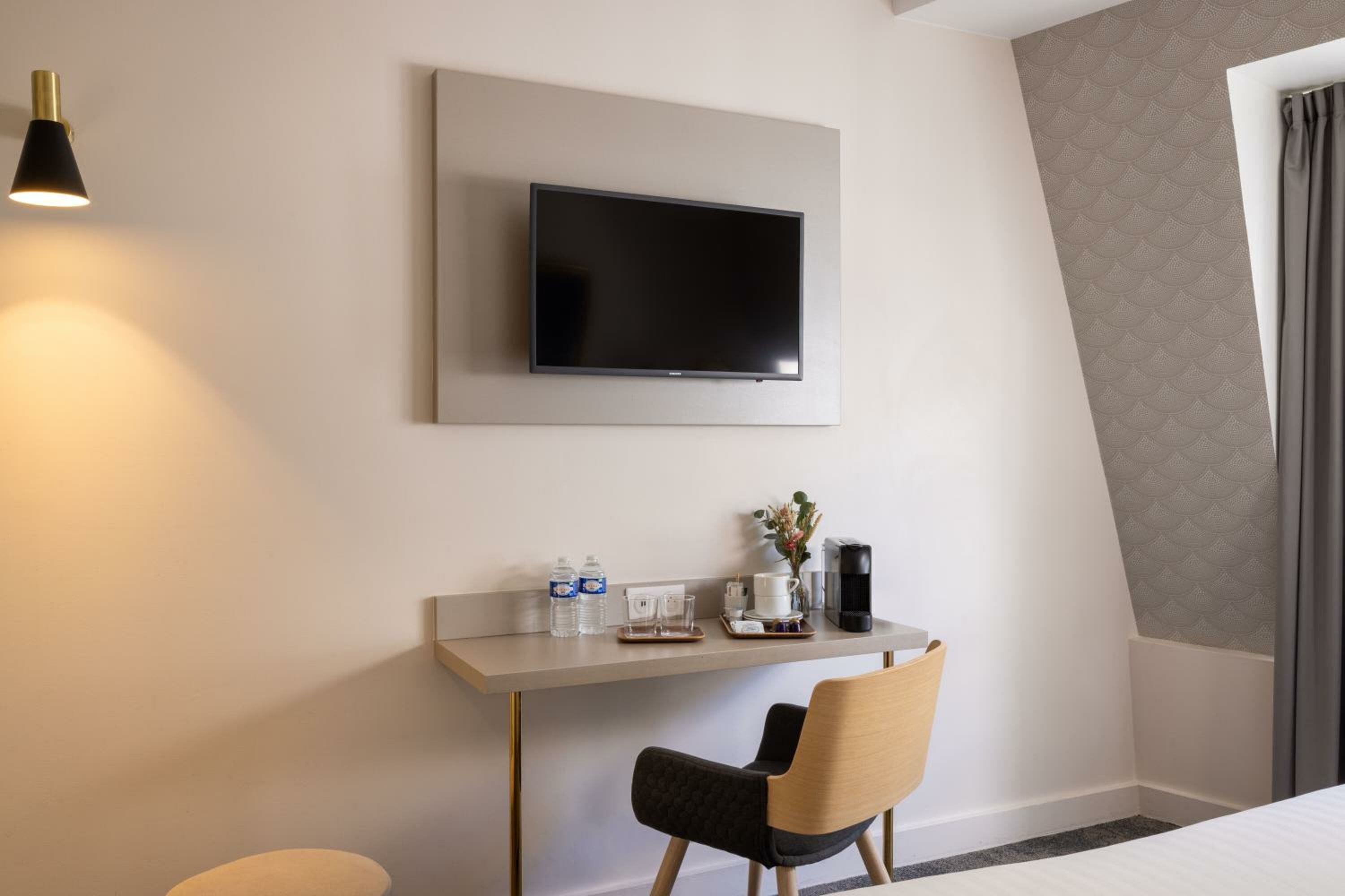 Superior Room with Queen Bed