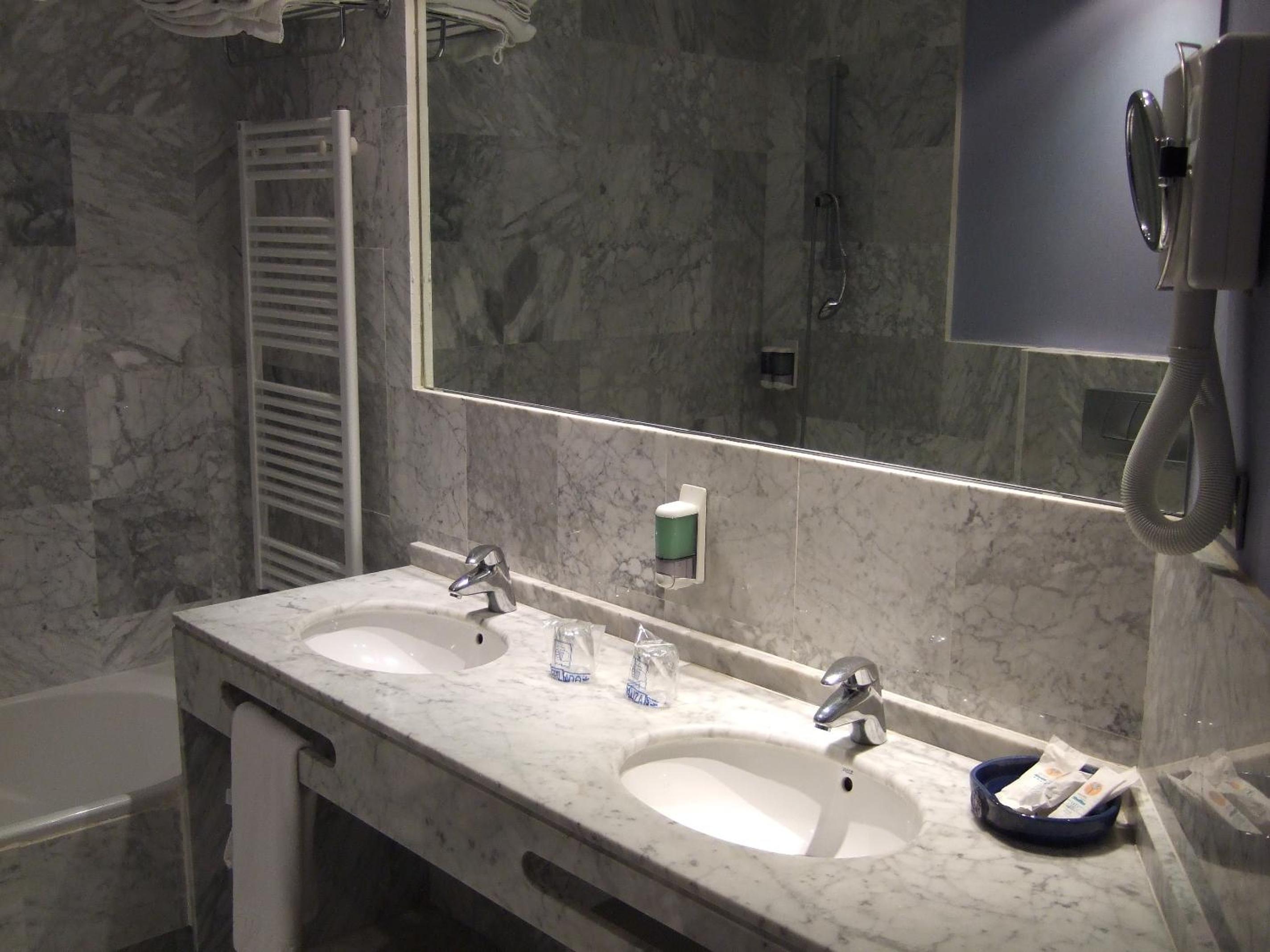 Basic Triple Room without Balcony (2 adults + 1 child)