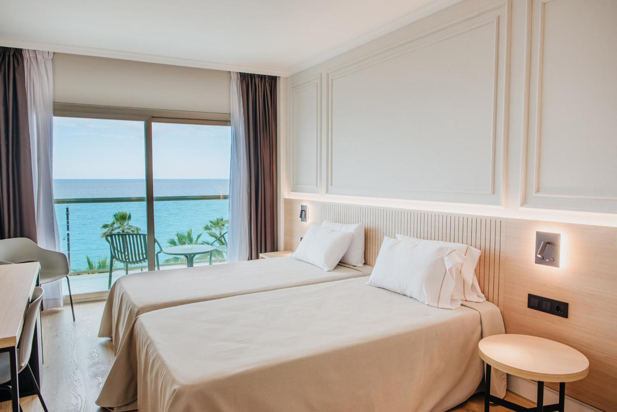 Standard Twin Room with Sea View