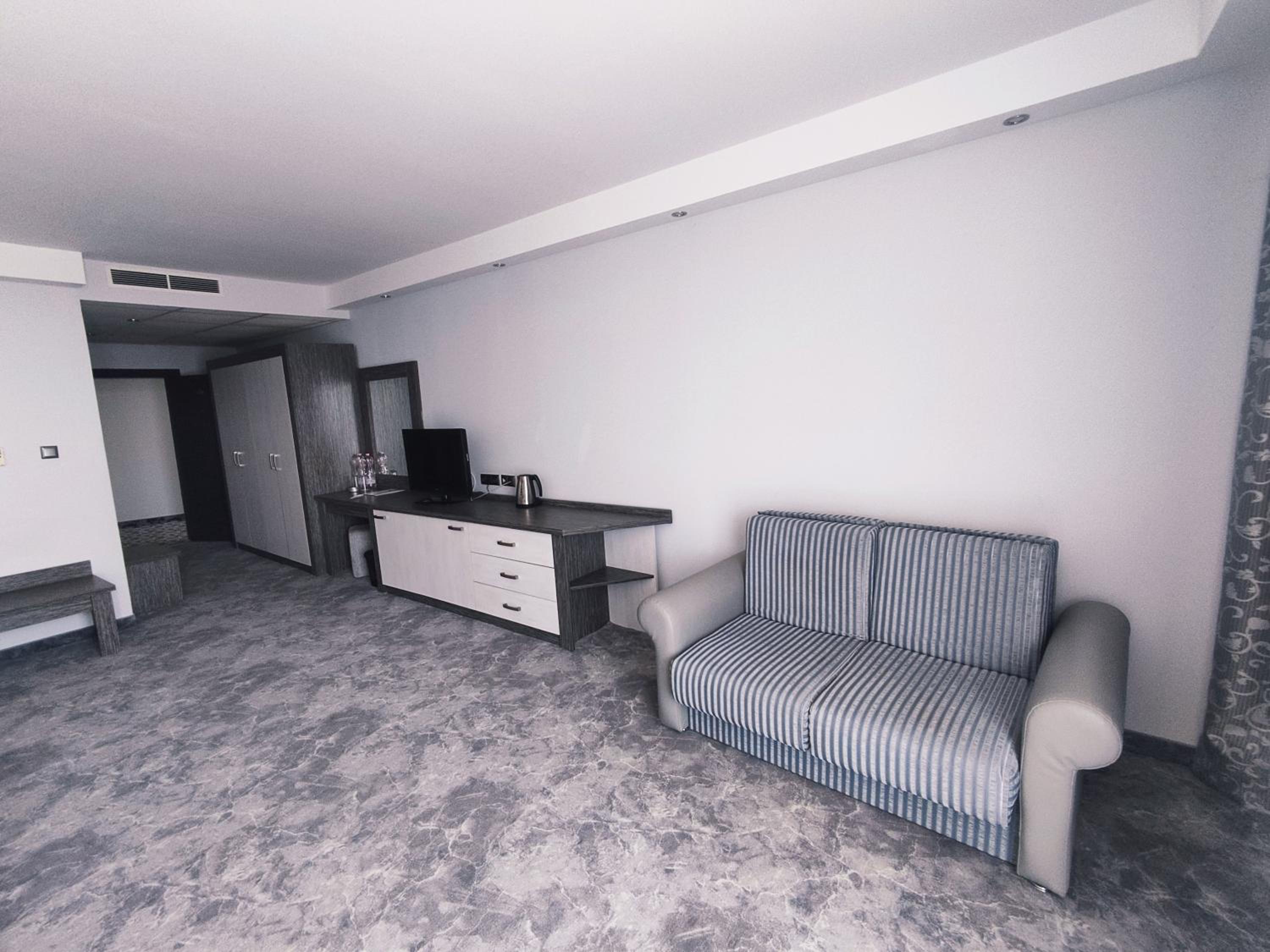 Junior Suite Sea View (2 Adults + 2 Children)