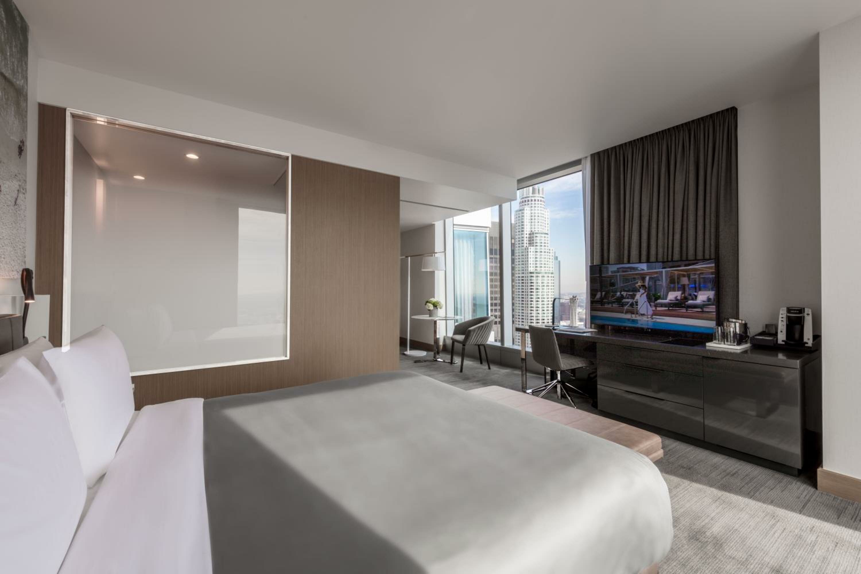 Junior King Suite with City View