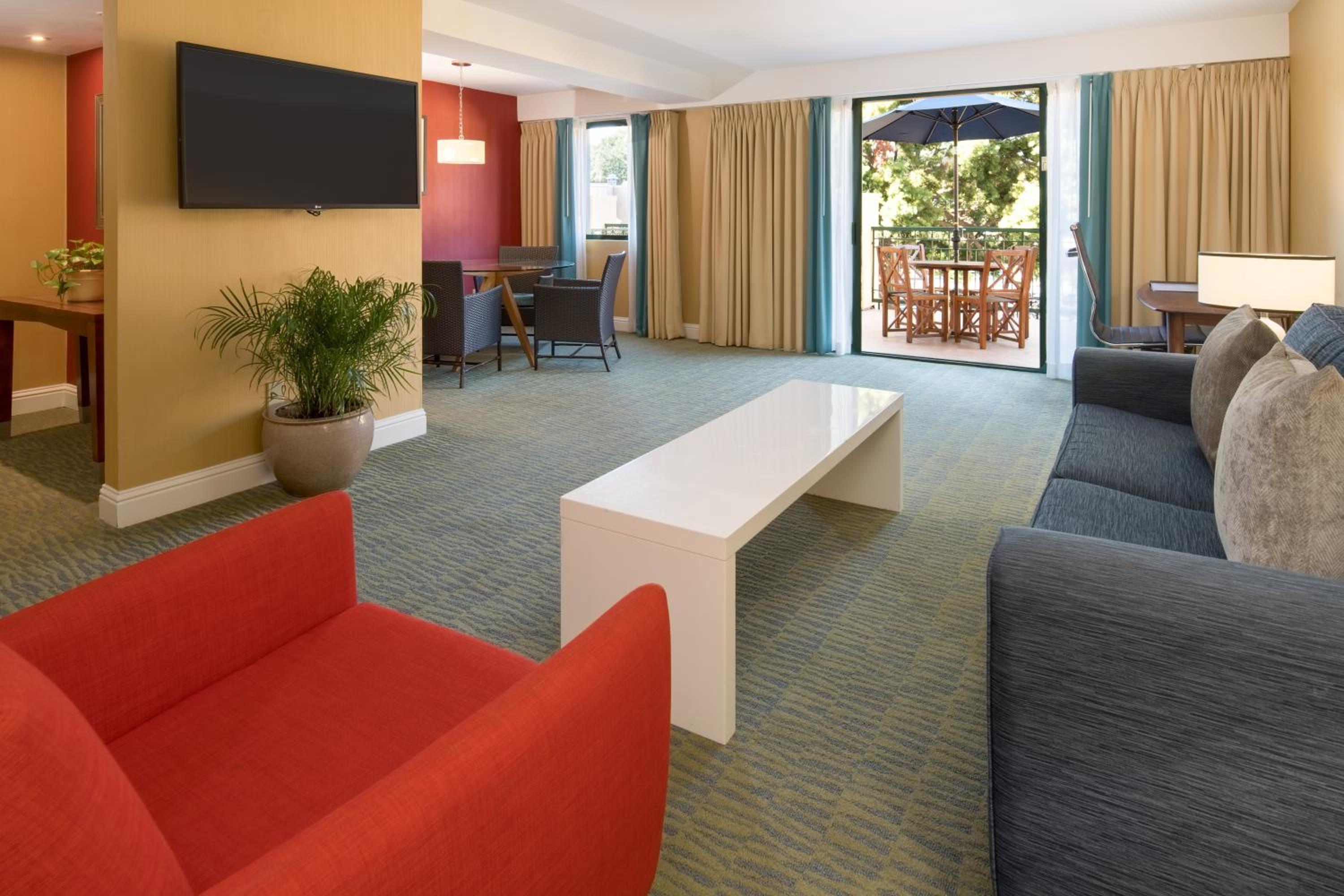 Cabana King Suite with Spa Bath- Non-Smoking