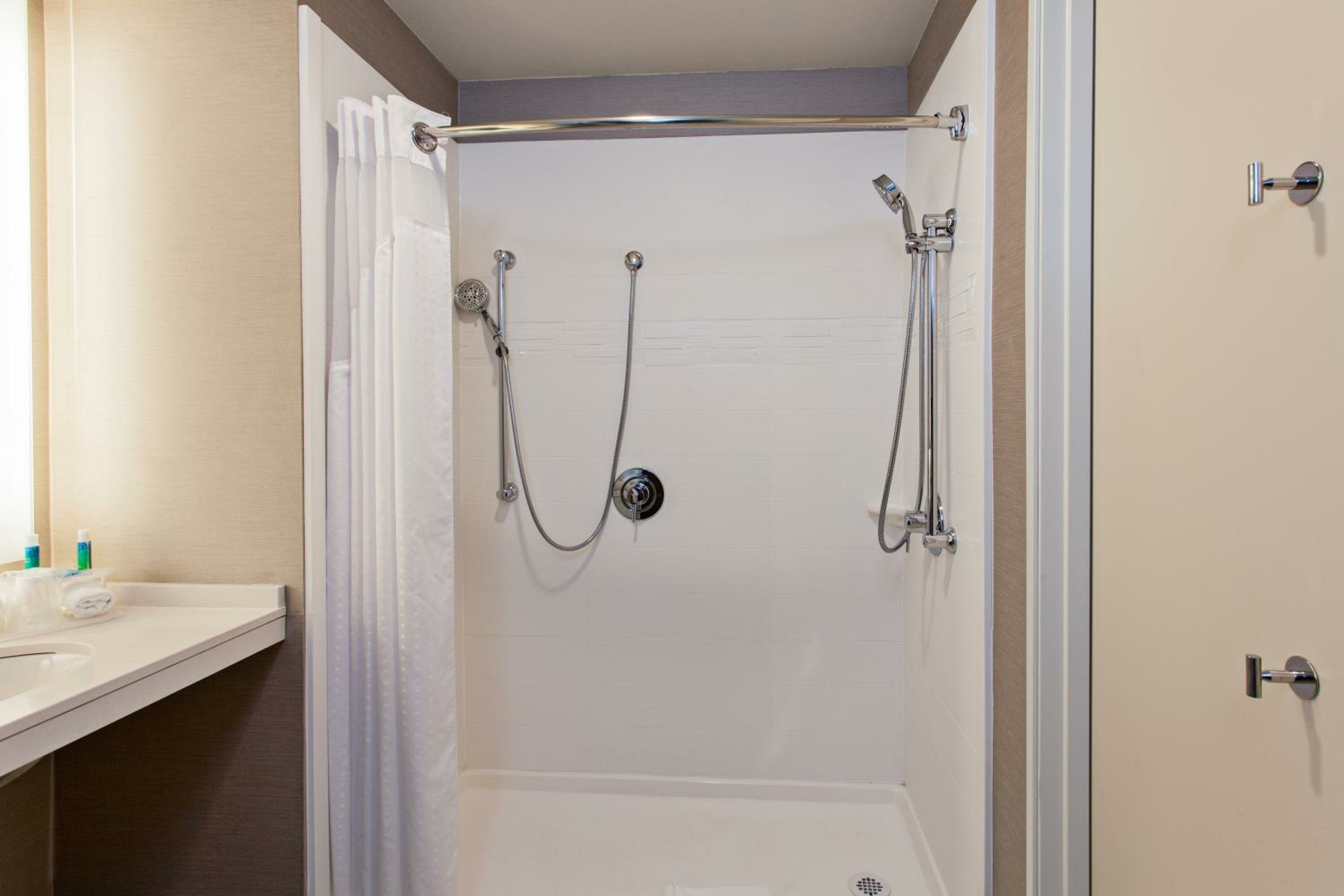 Suite with Mobility Accessible Tub - Non-Smoking
