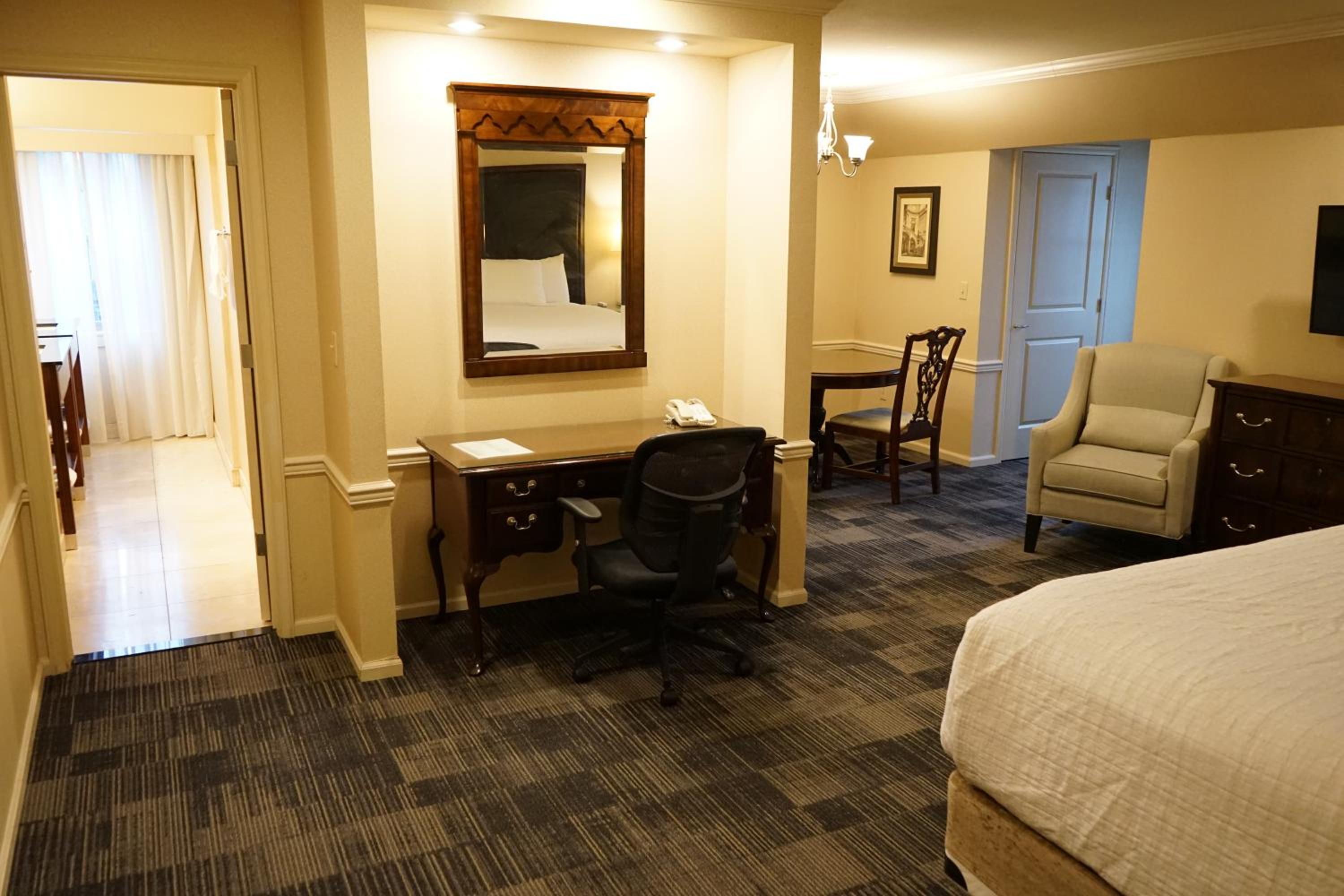 Deluxe King Studio Suite - Non-Smoking