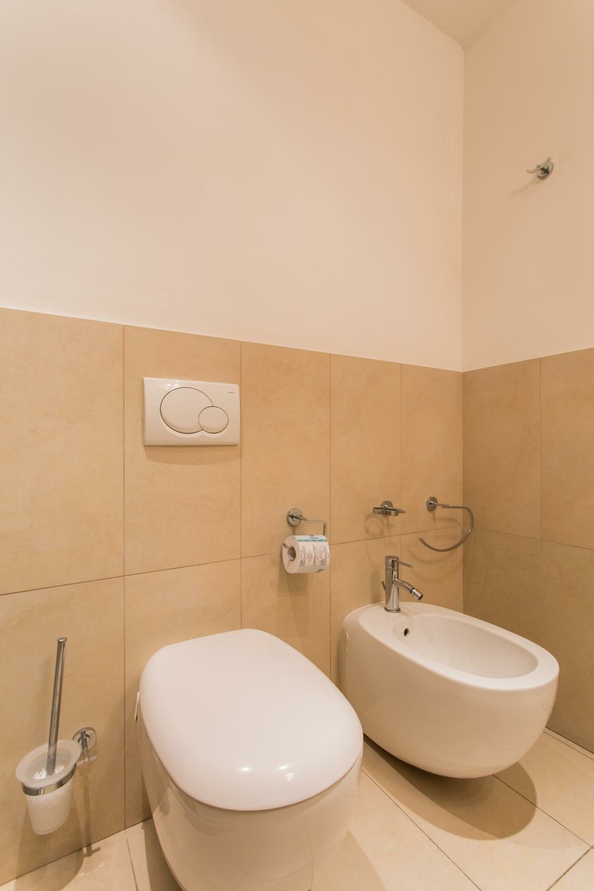 Apartment with 2 Private Bathrooms (5 Adults)