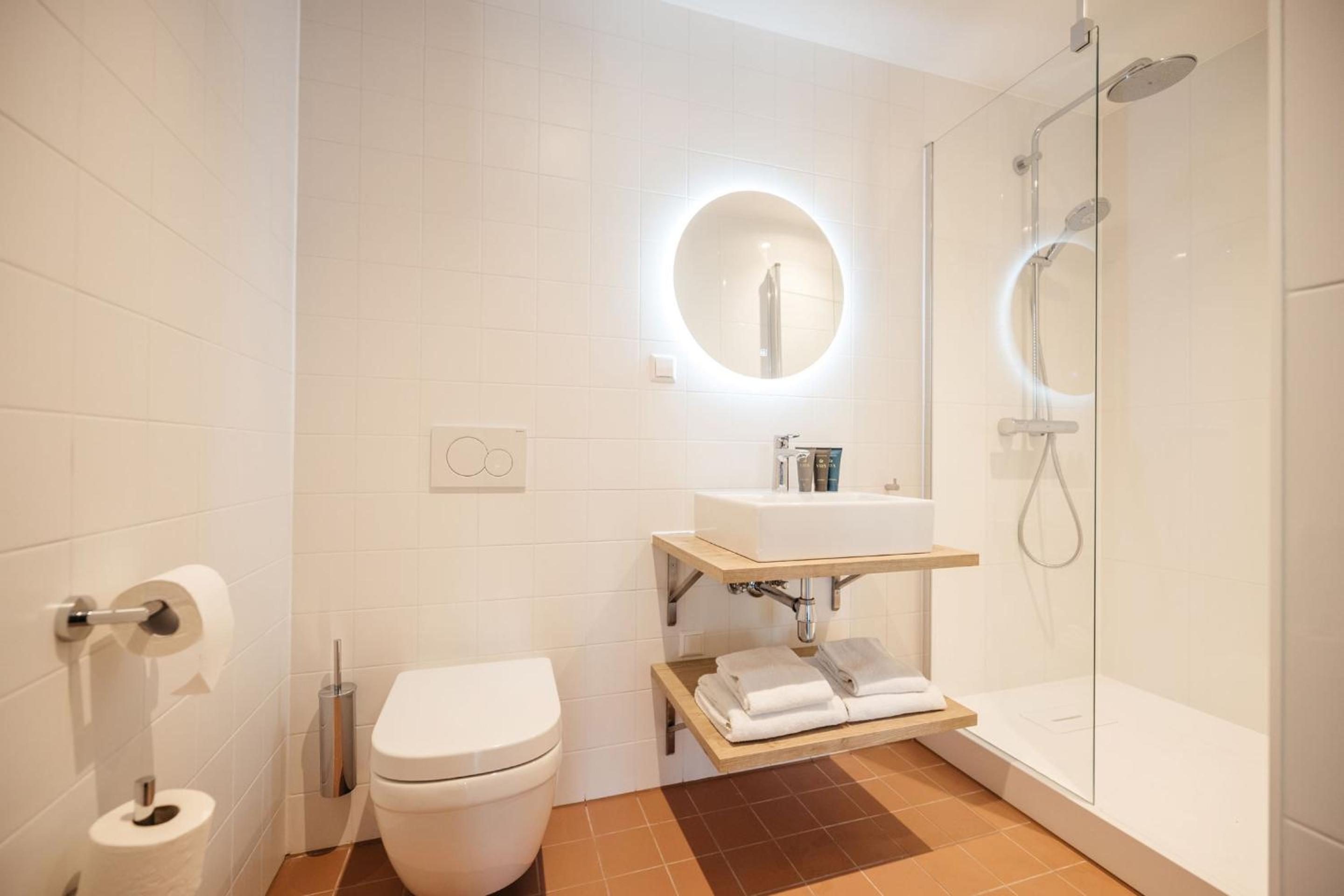 Large 1 Bedroom Apartment