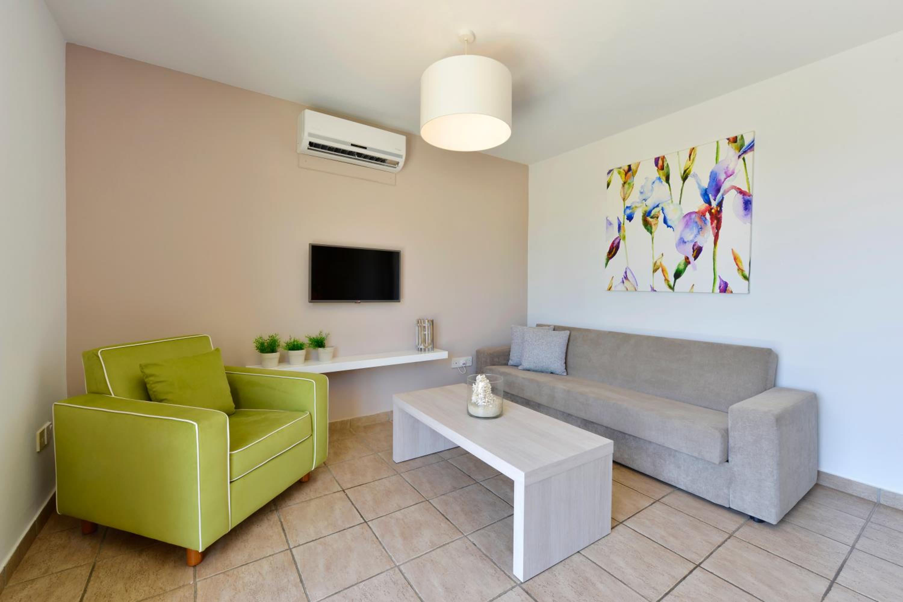 Superior One-Bedroom Apartment