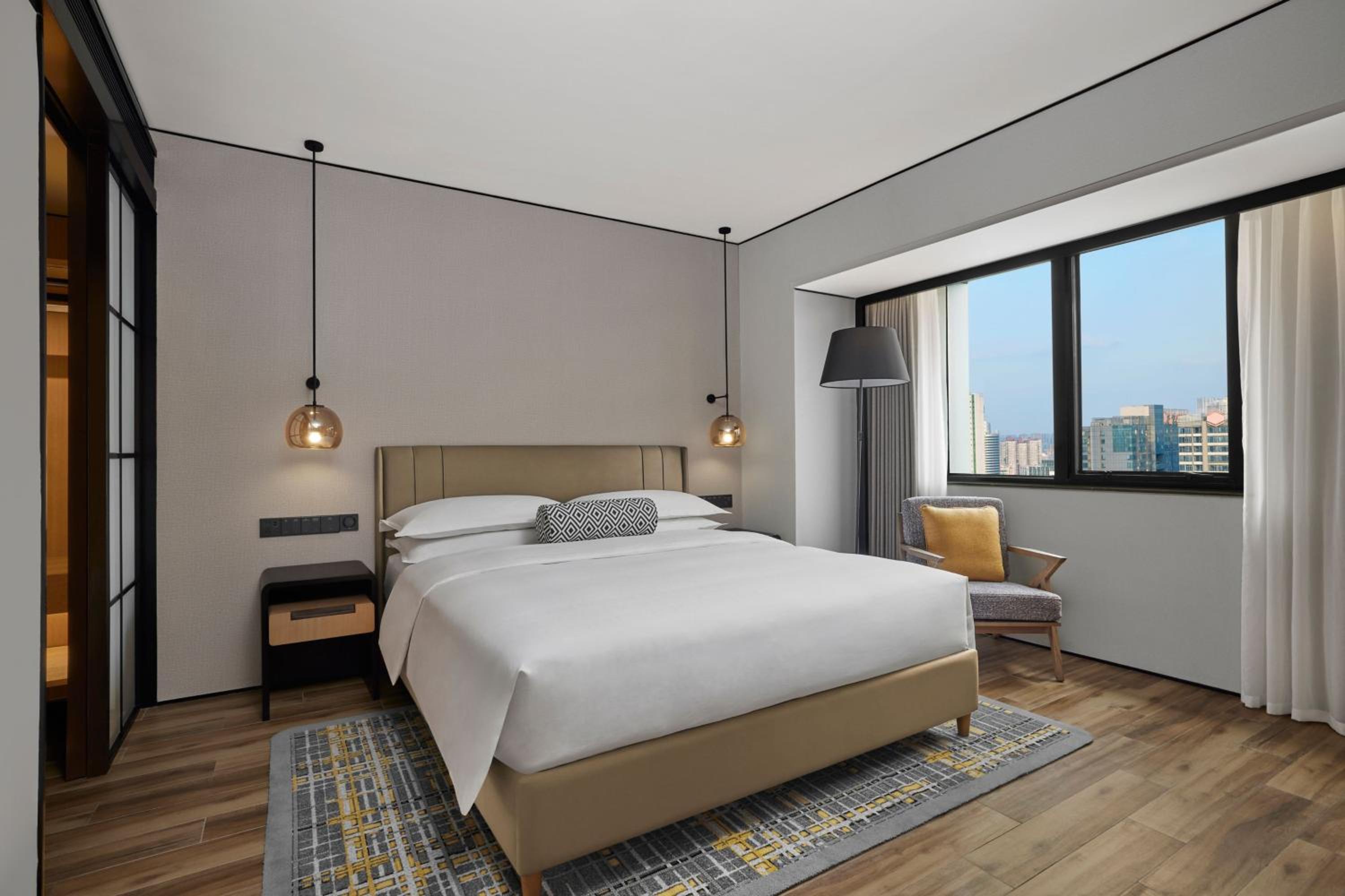 Ambassador Suite, 1 Bedroom Larger Suite, 1 King, City view