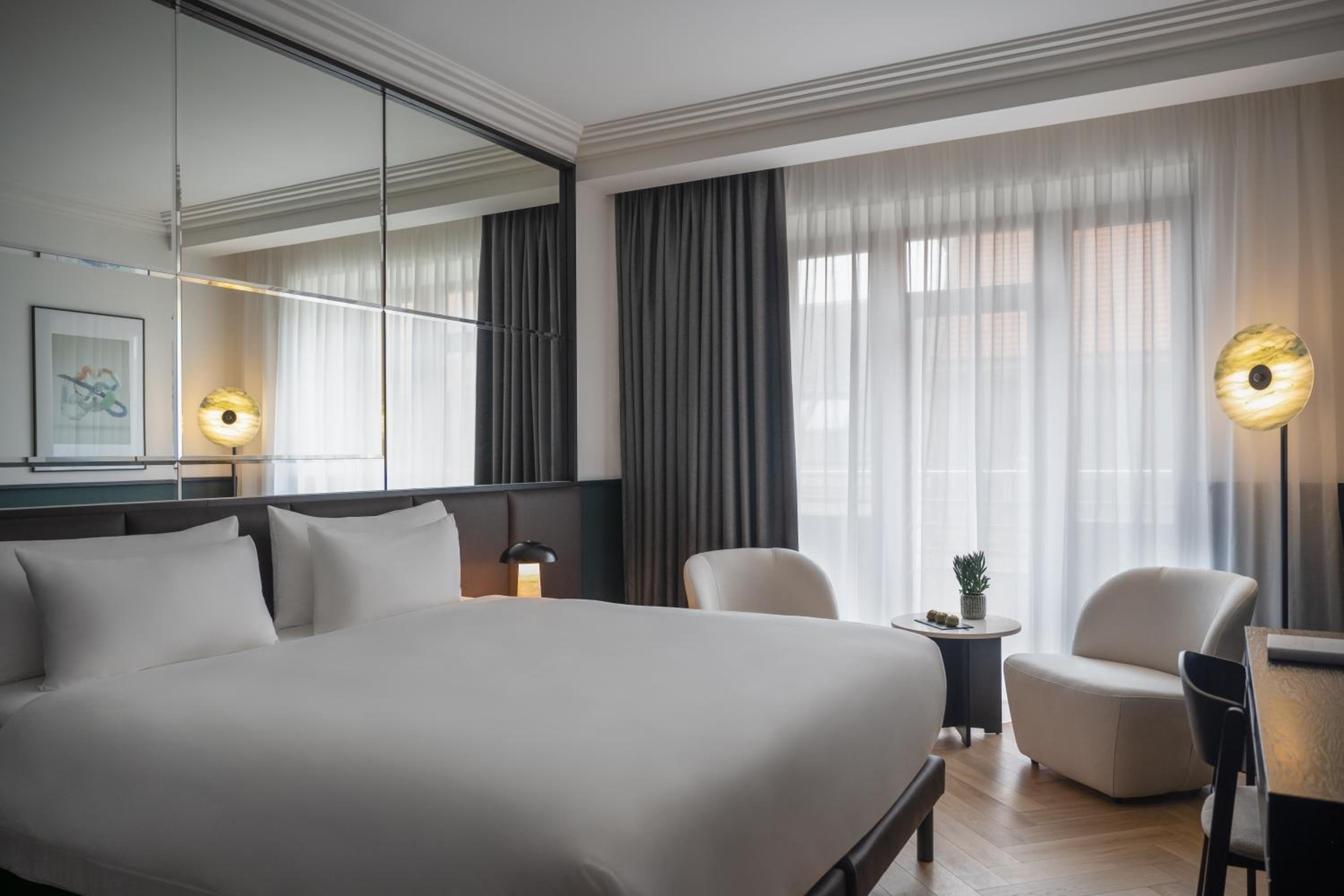 Almanac X Room King with Balcony