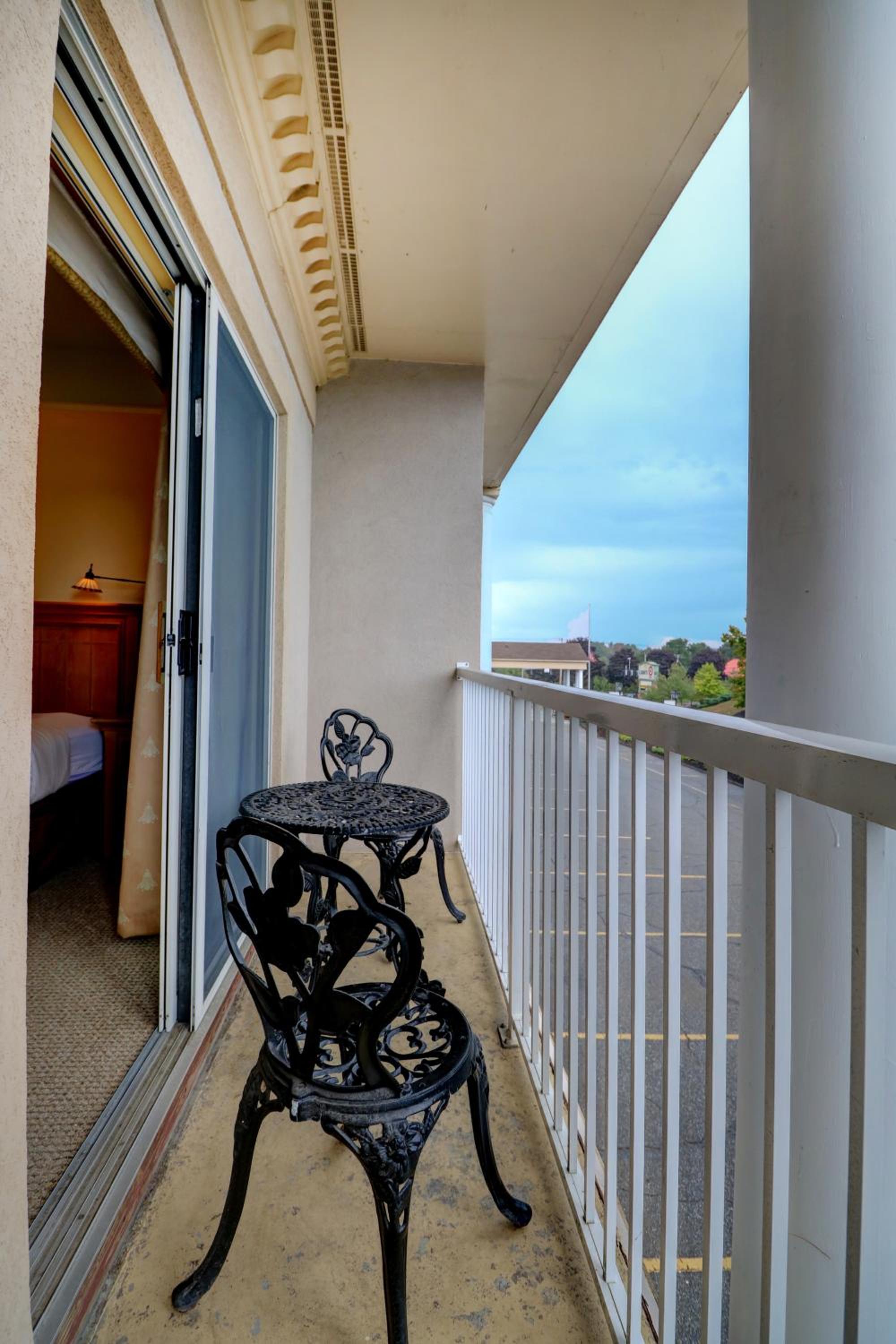 Spa Suite 1 King with Balcony