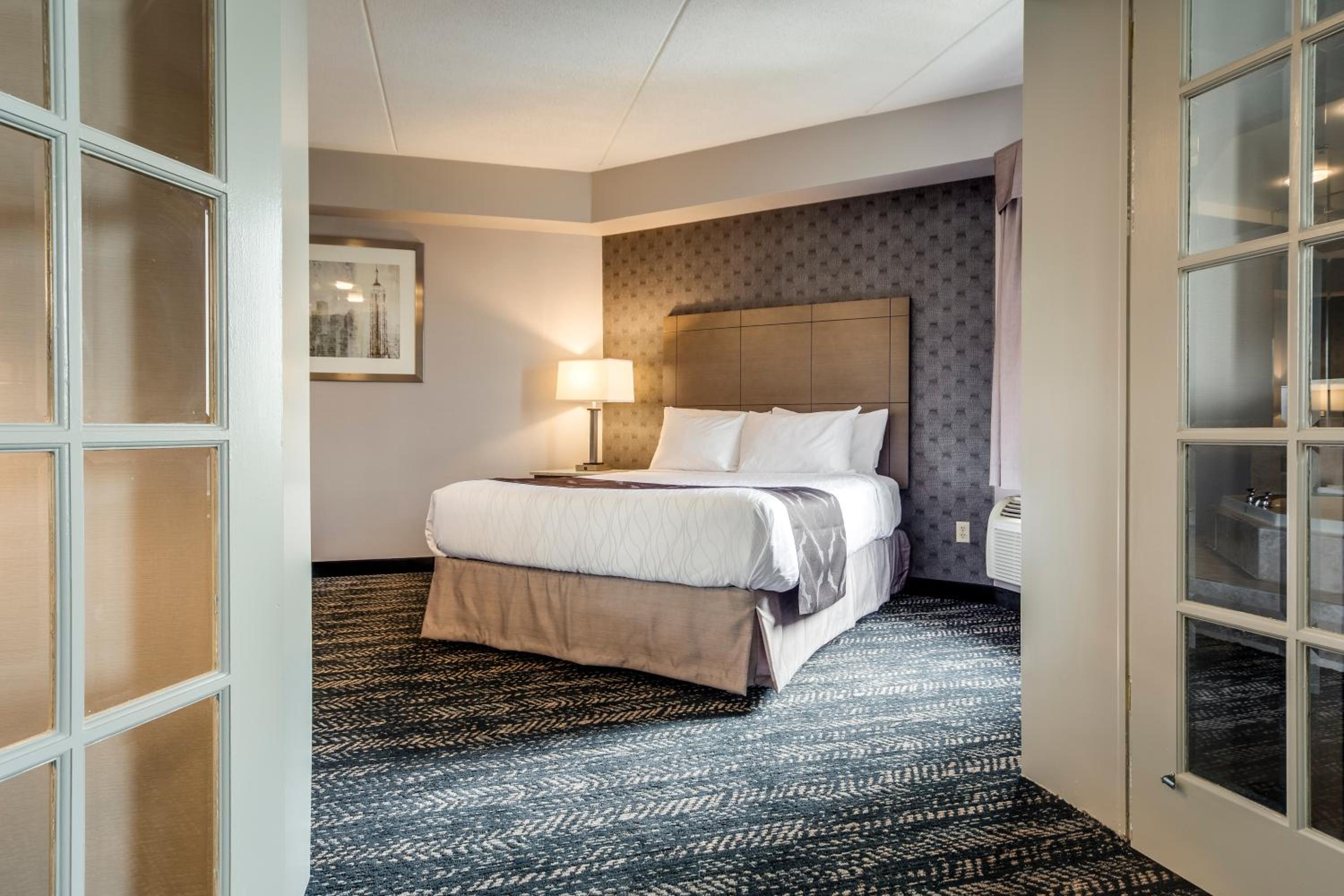 Deluxe Queen Suite with Jetted Tub and Living Room