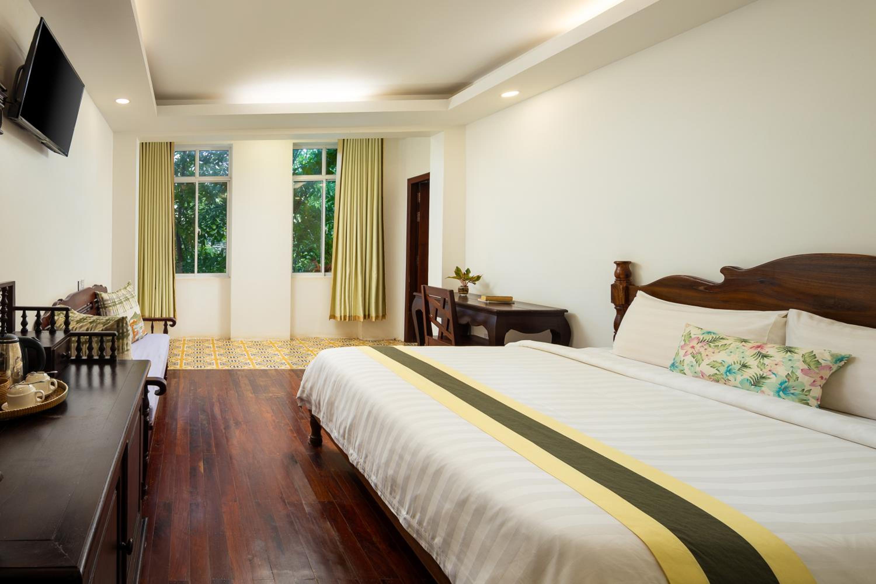 Interconnecting Room with Pool View 