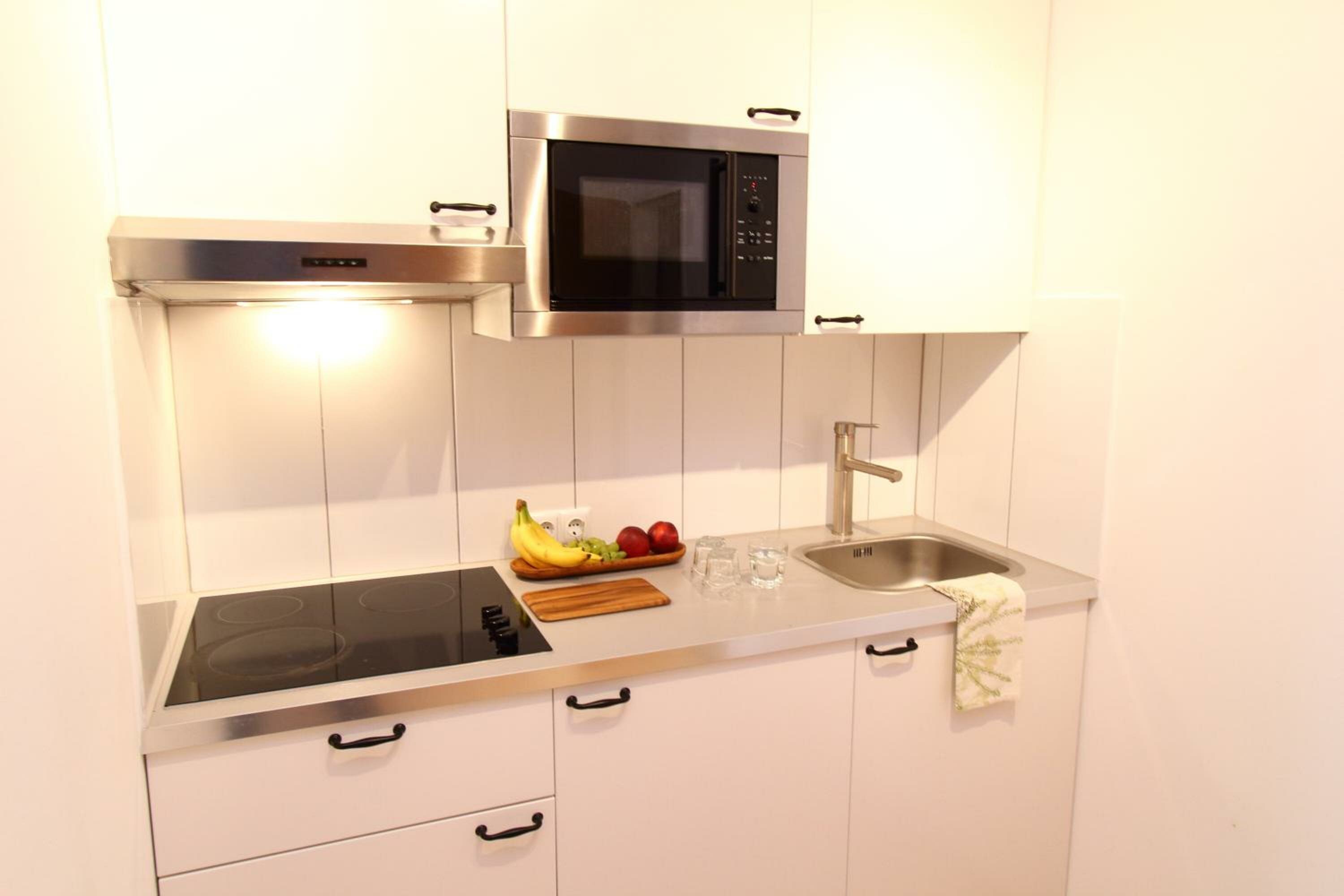 Family Room with Kitchen (4 Adults)