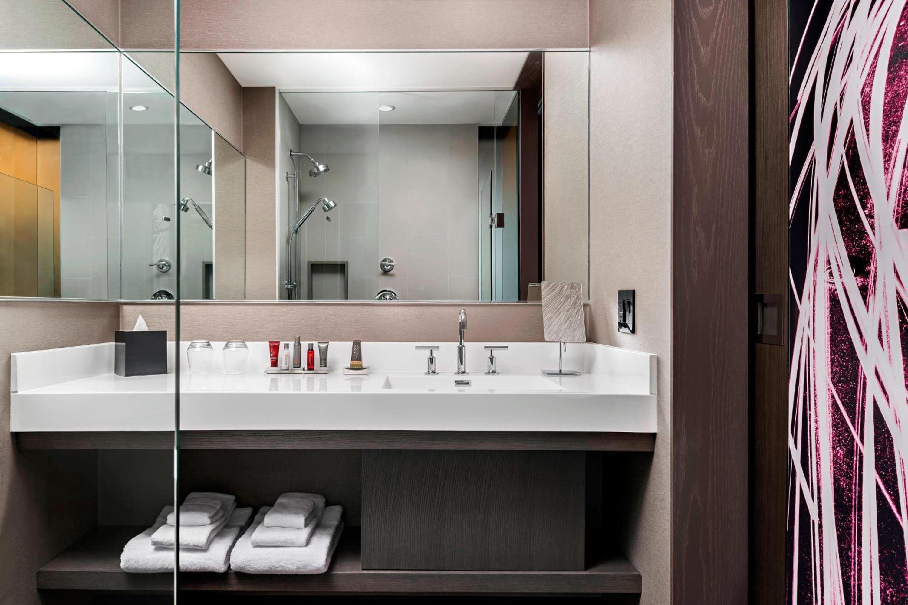 Club King Guest Room with Lounge Access