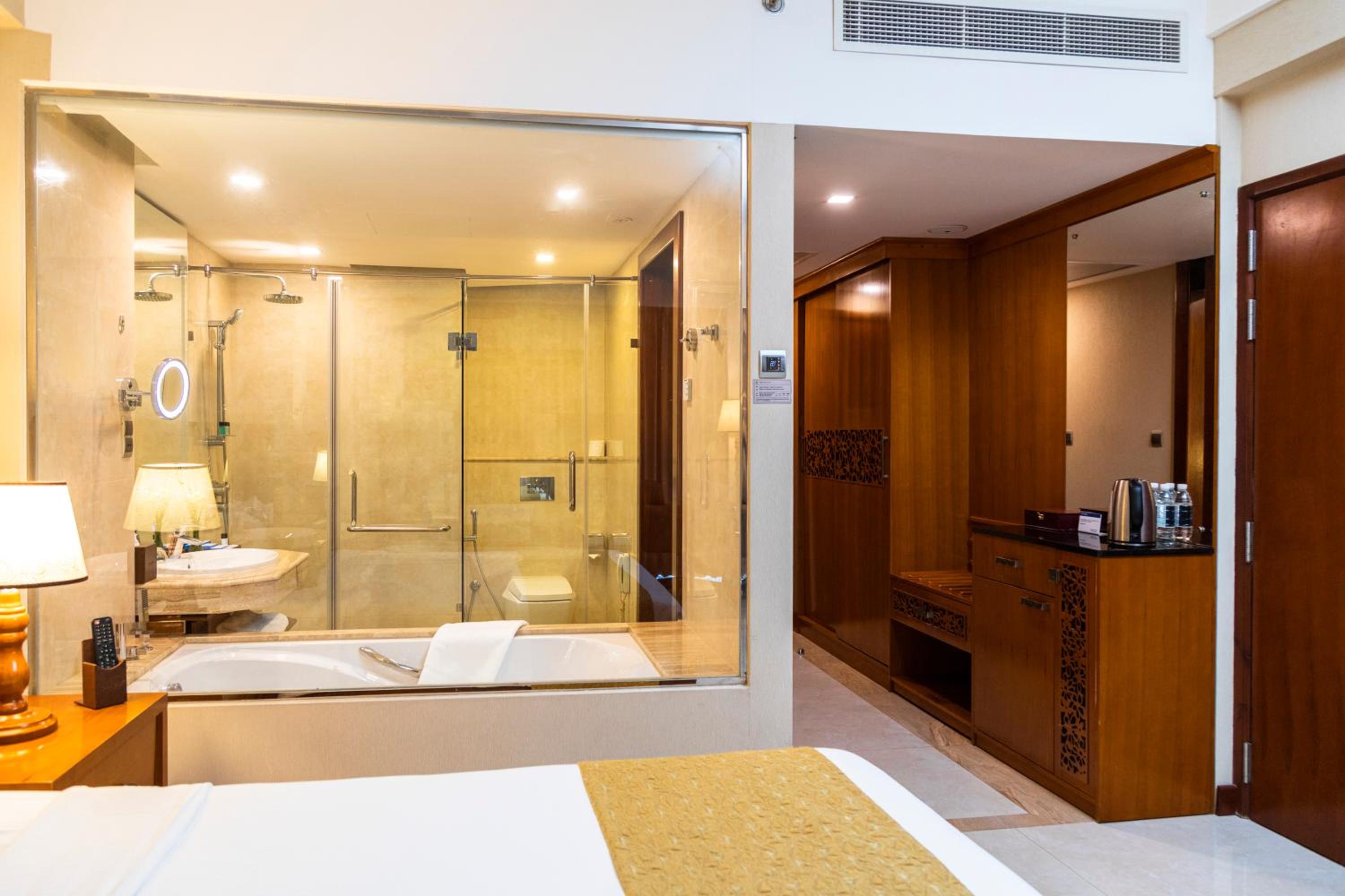 Deluxe King Room with Complimentary City Tour & Access to Beach Lounge