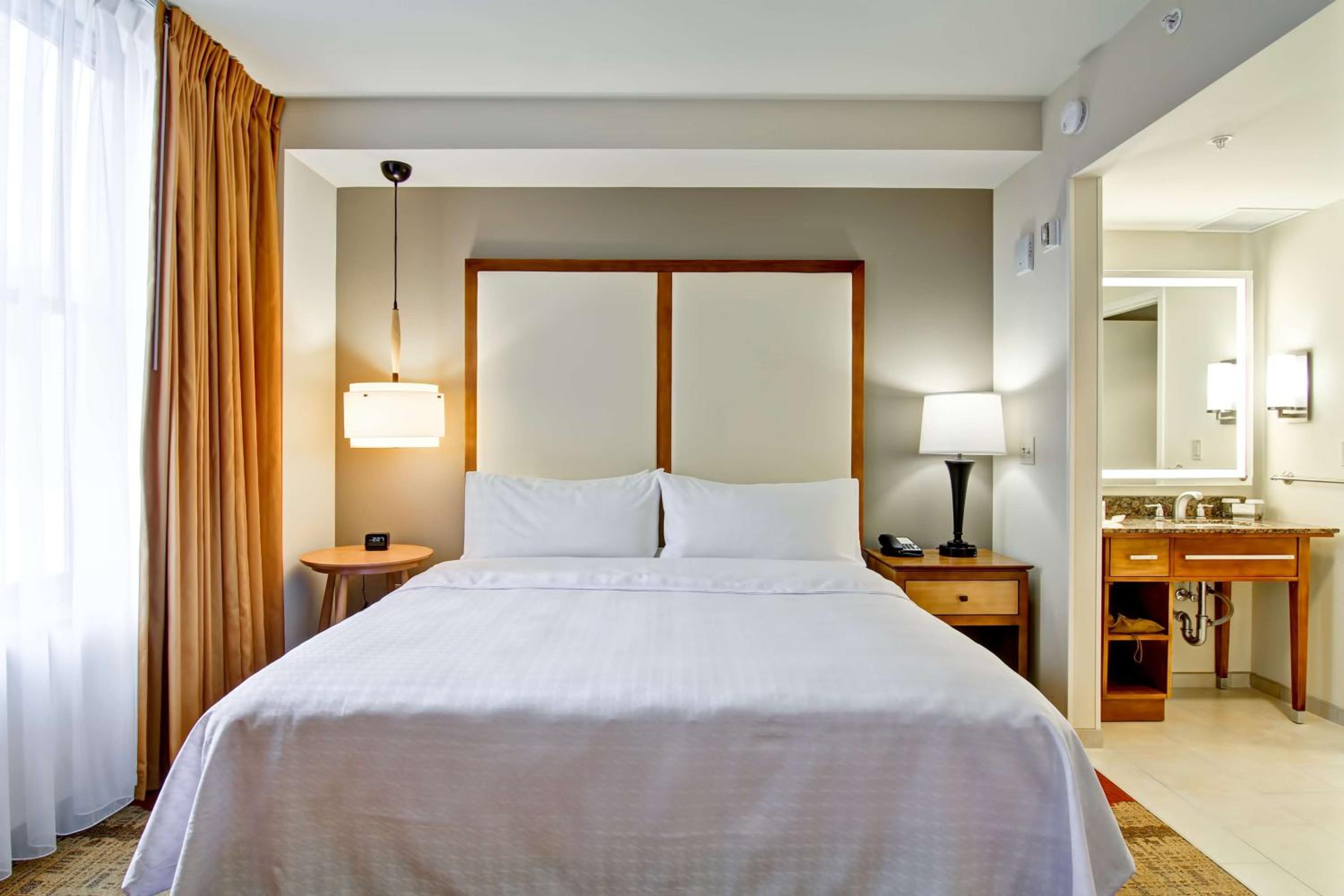 One-Bedroom King Suite - Non-Smoking