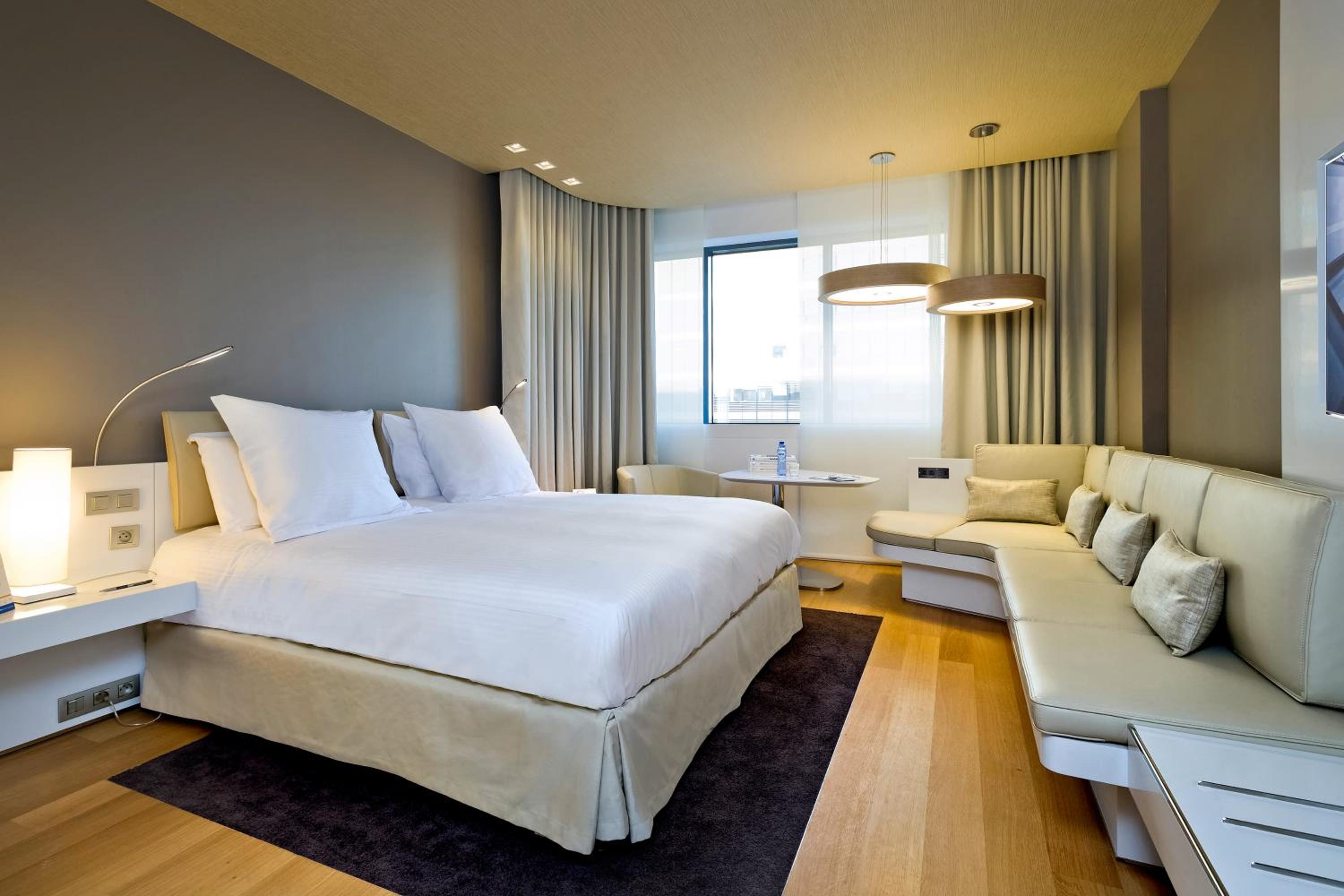 Superior King Room with City View