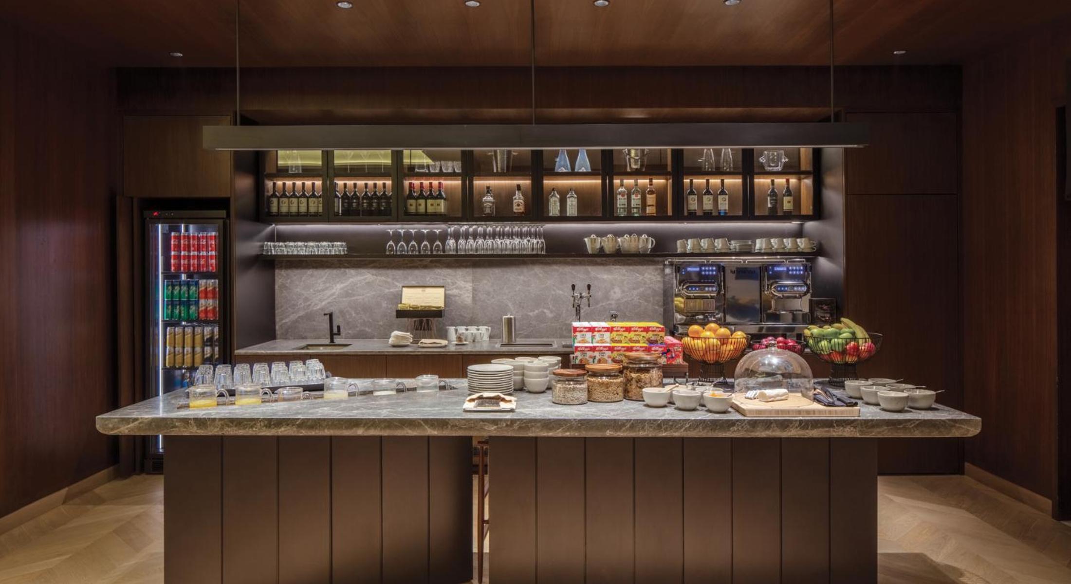 Ambassador Suite, 1 King, 2 Balconies, Lounge Access