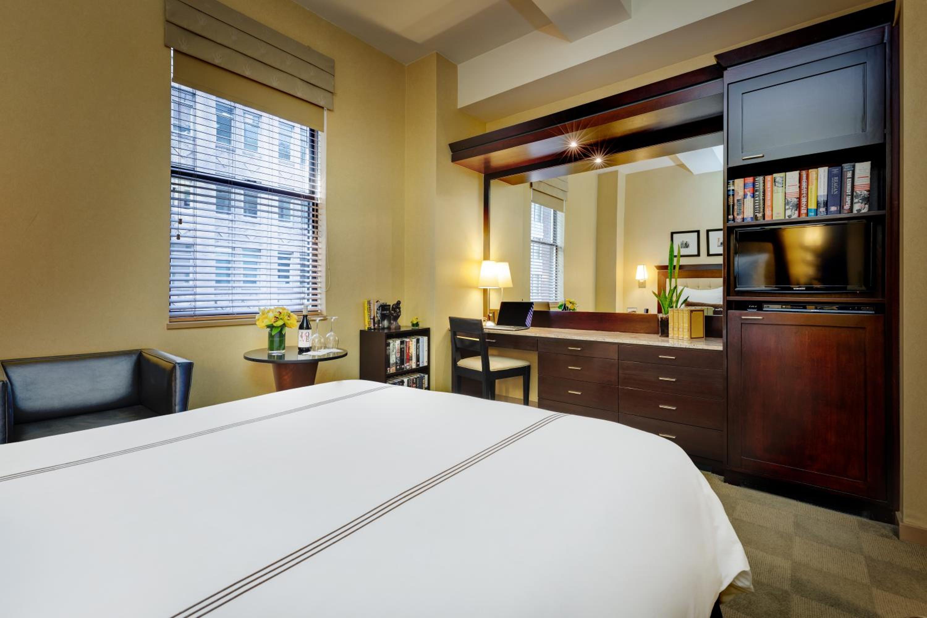 Deluxe Room with One Queen Bed