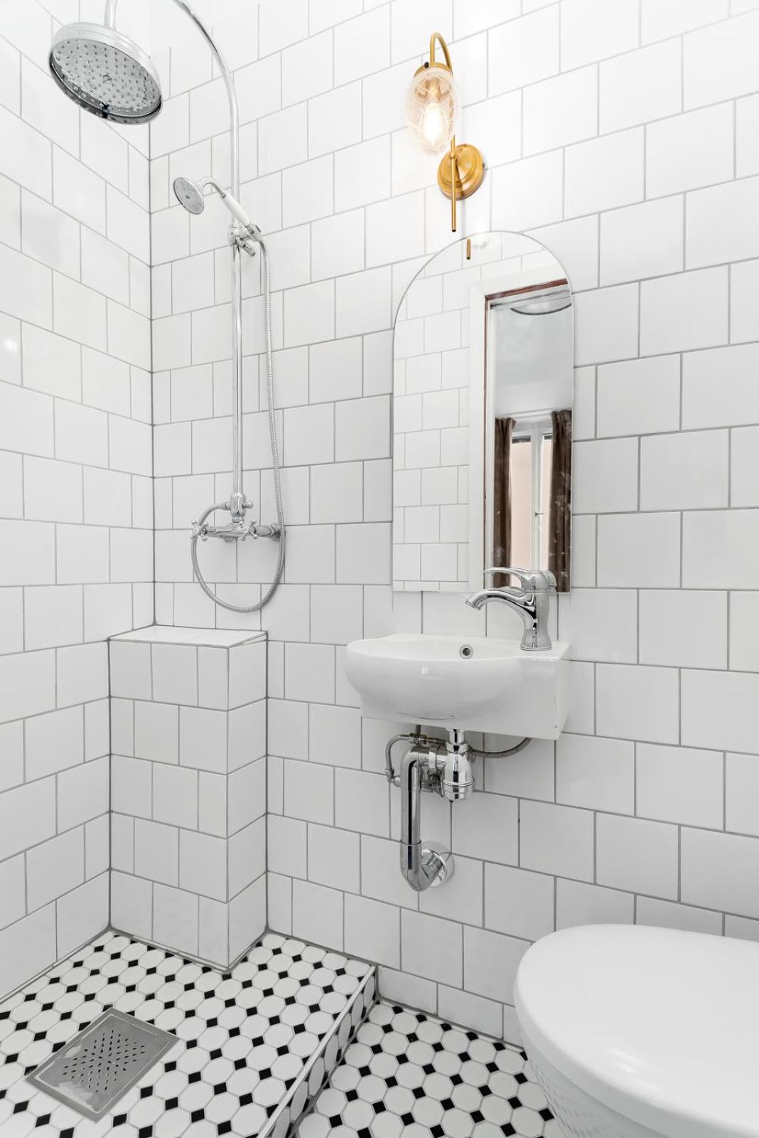 Deluxe Double Room with Private Bathroom & Windows