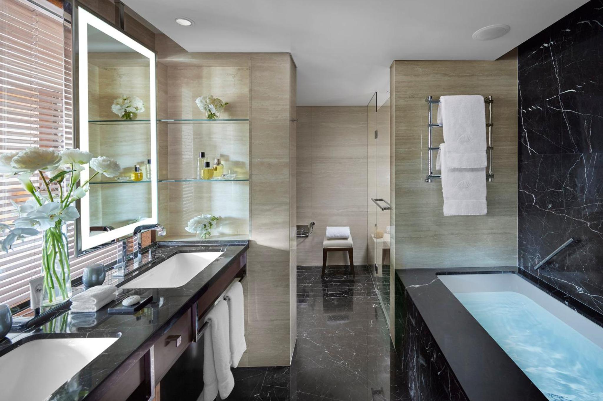 River View Corner Suite King