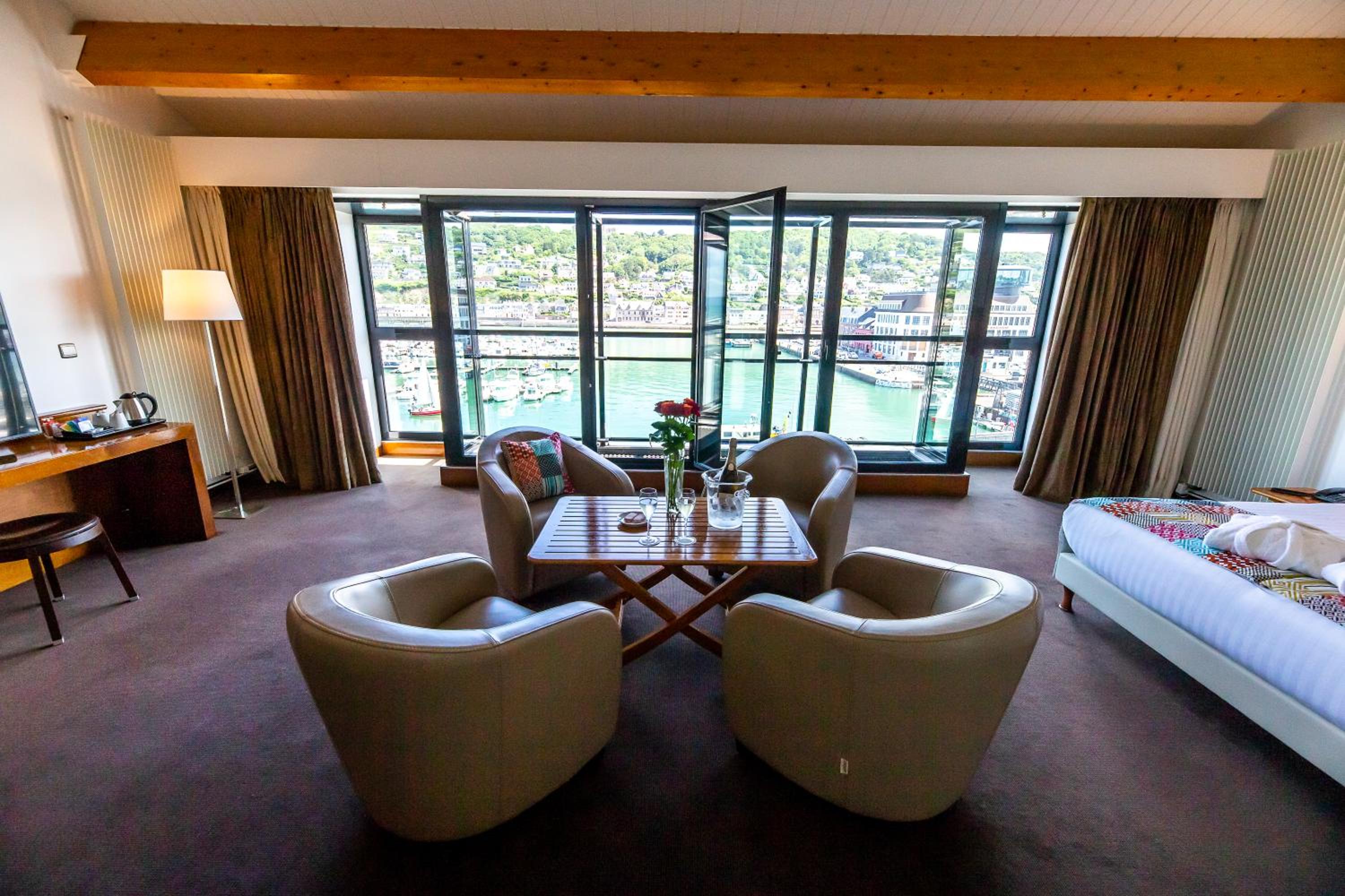 Deluxe Suite with Sea View