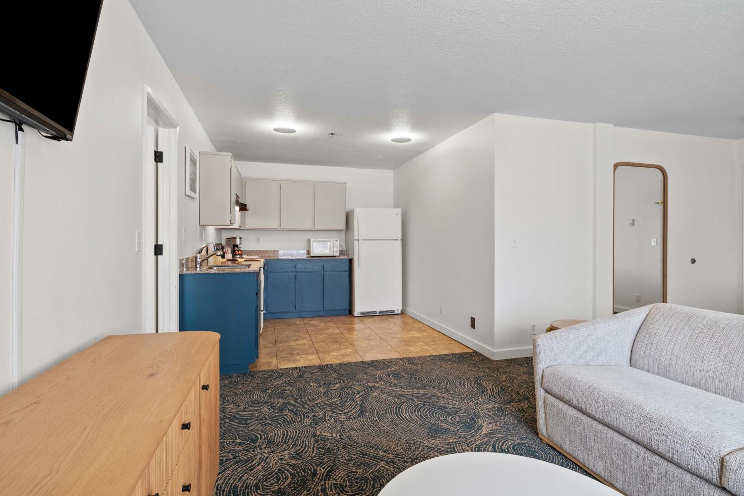 One-Bedroom Suite with Kitchen and Hillside View - Pet Friendly