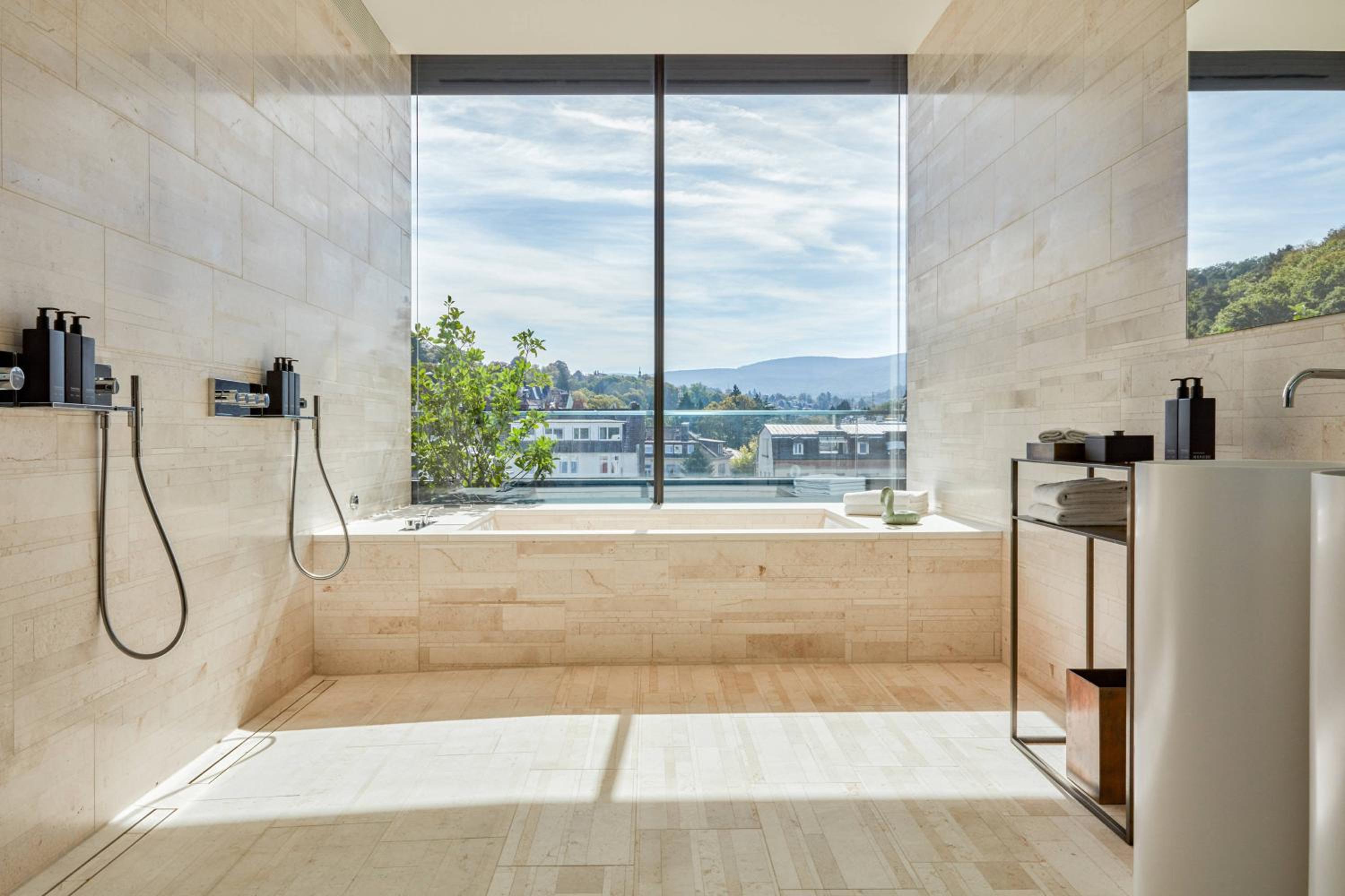 Master Suite, 1 Bedroom Suite, 1 King, Corner room, Balcony