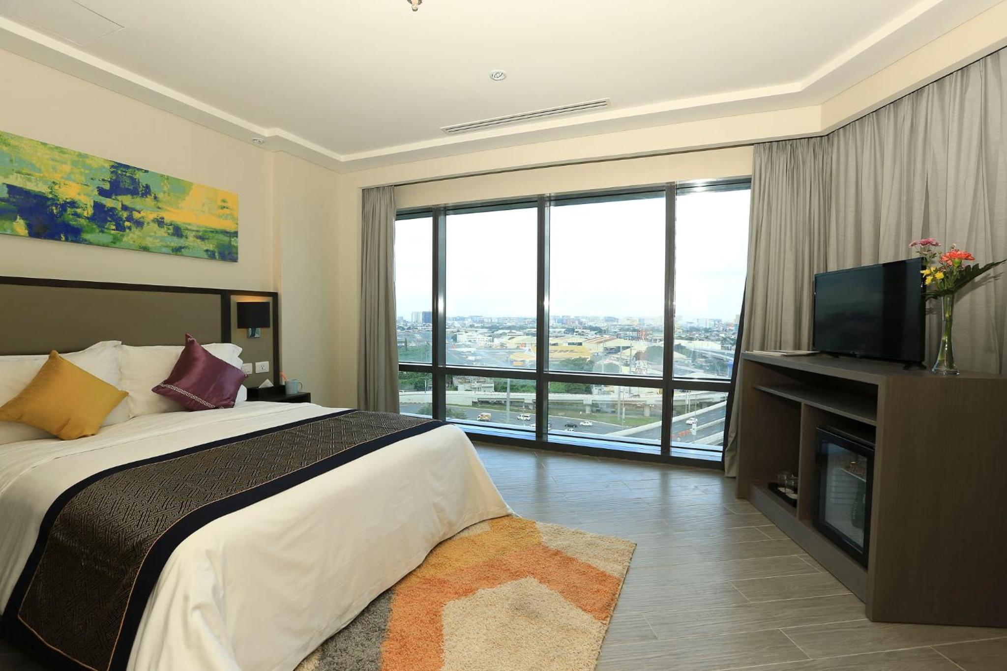 1 Bedroom Executive Suite with Living Room and Airport View