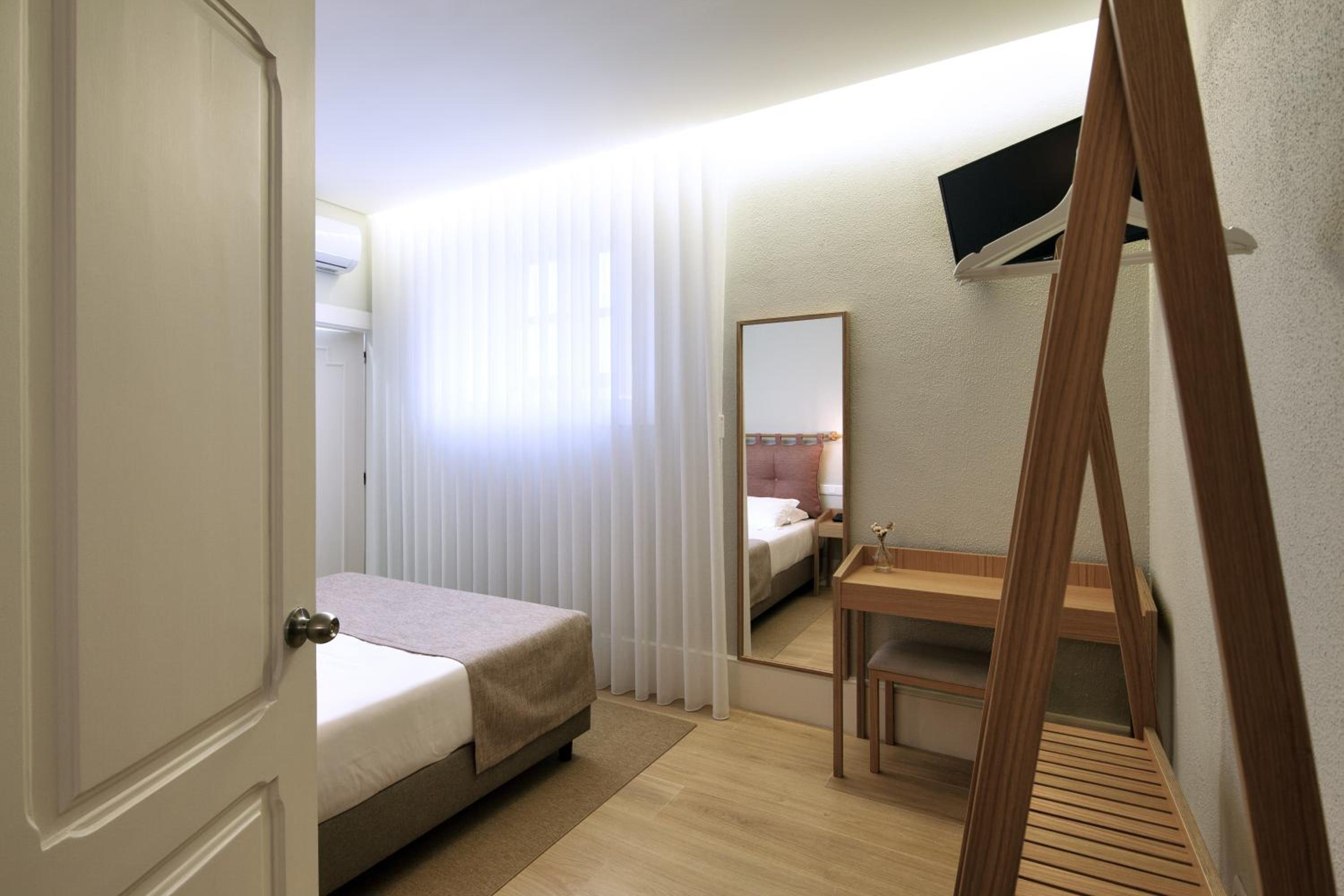Comfort Double Room (Semi Basement)