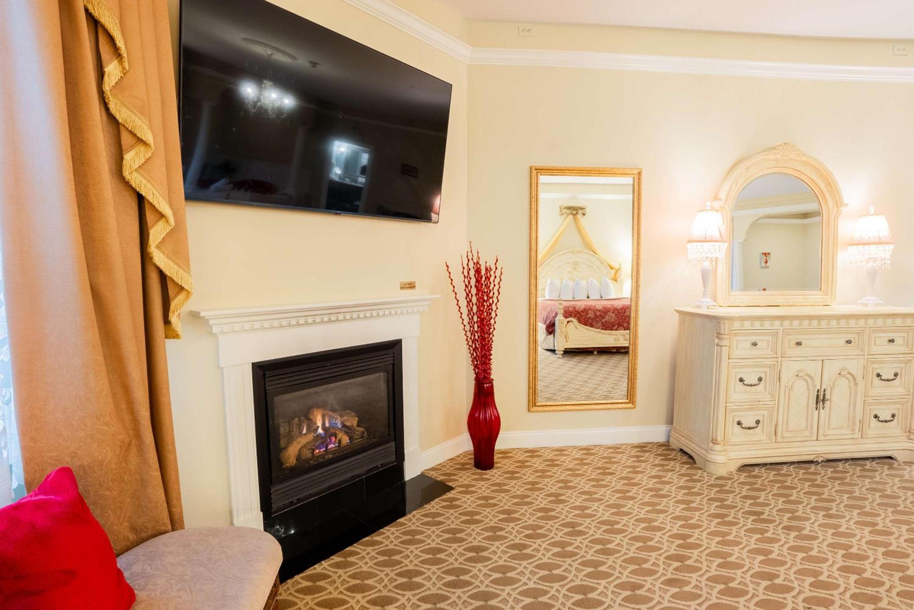 King Suite with Fireplace and Spa Bath - Romantic Room/Non-Smoking