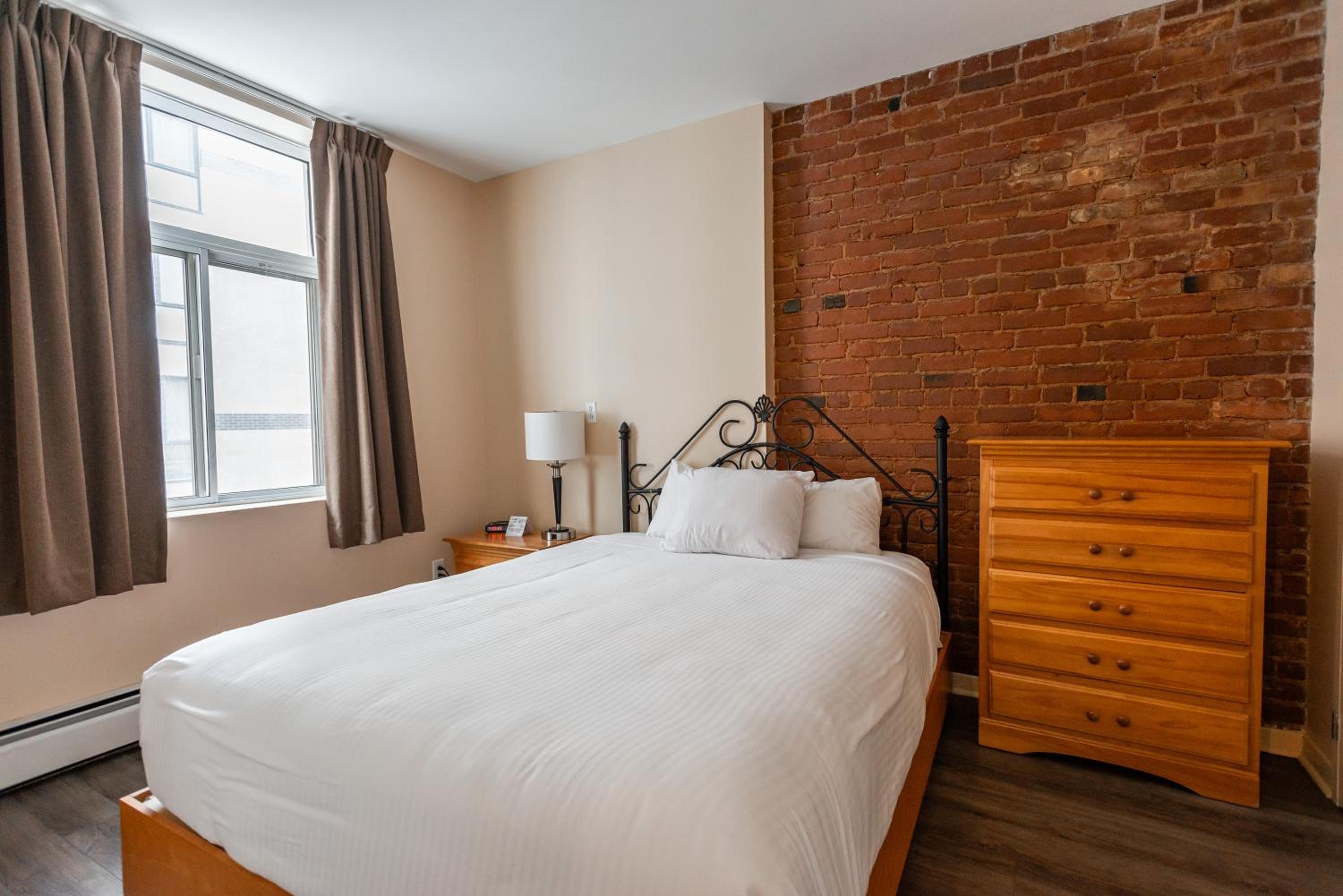 One-Bedroom Suite with Murphy bed