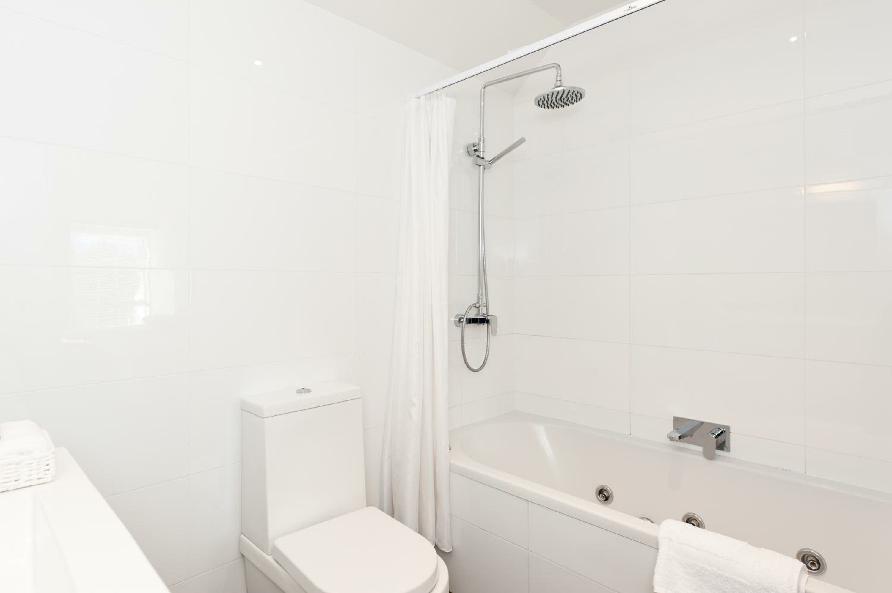 One-Bedroom King Suite with Spa Bath
