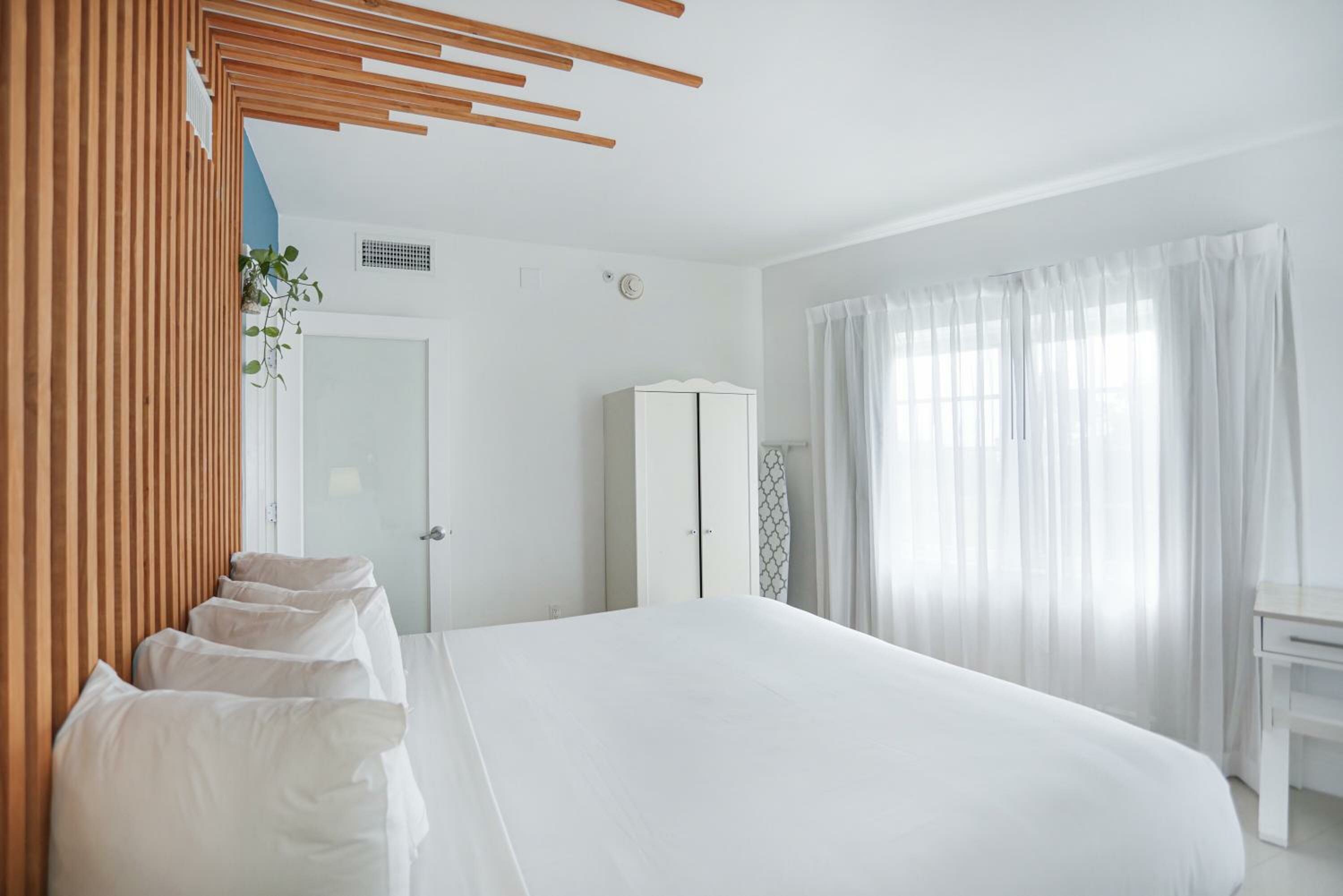 Deluxe Corner Two Bedroom Suite with Kitchen