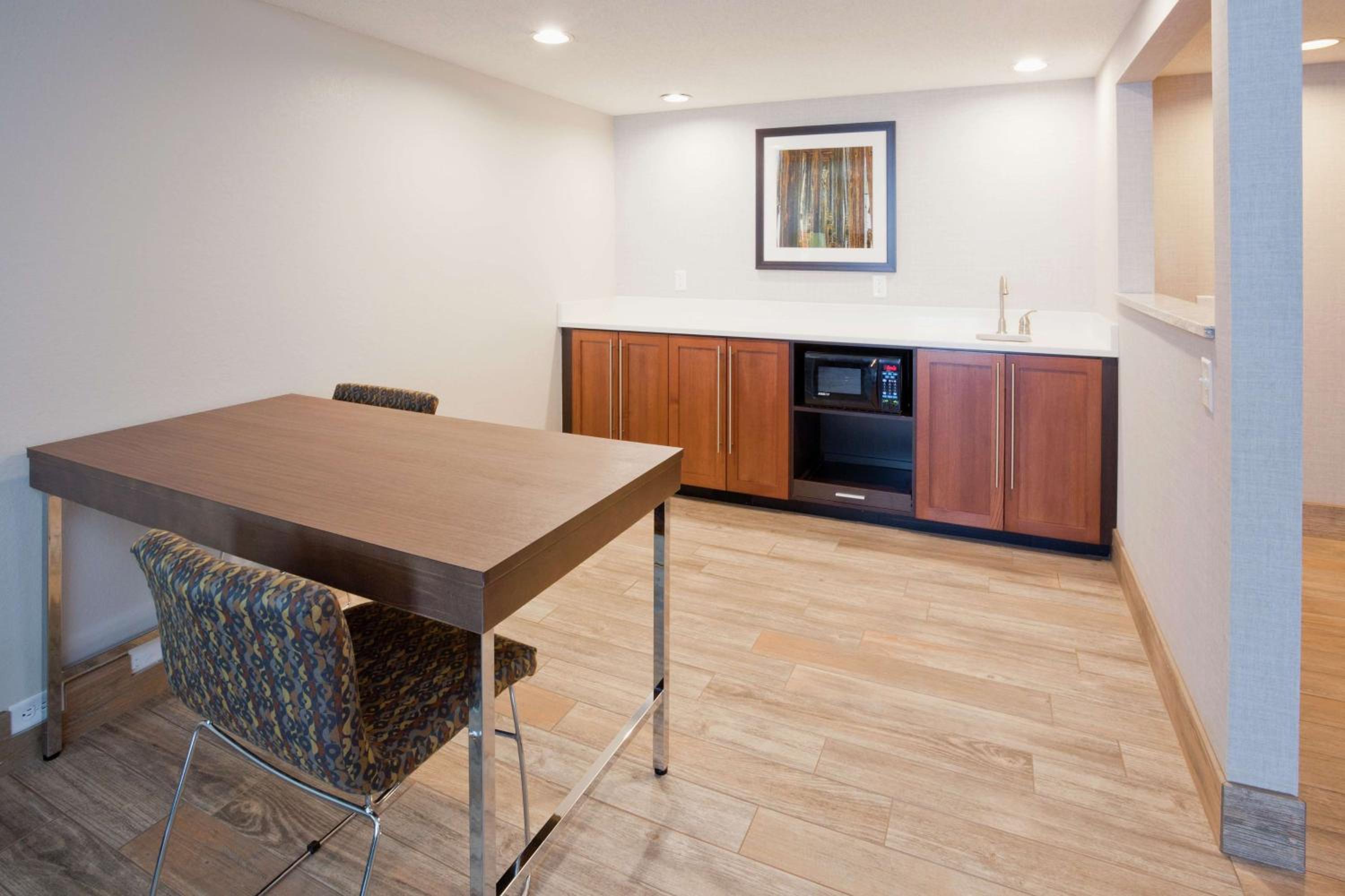 King Suite with Lake View - Non-Smoking