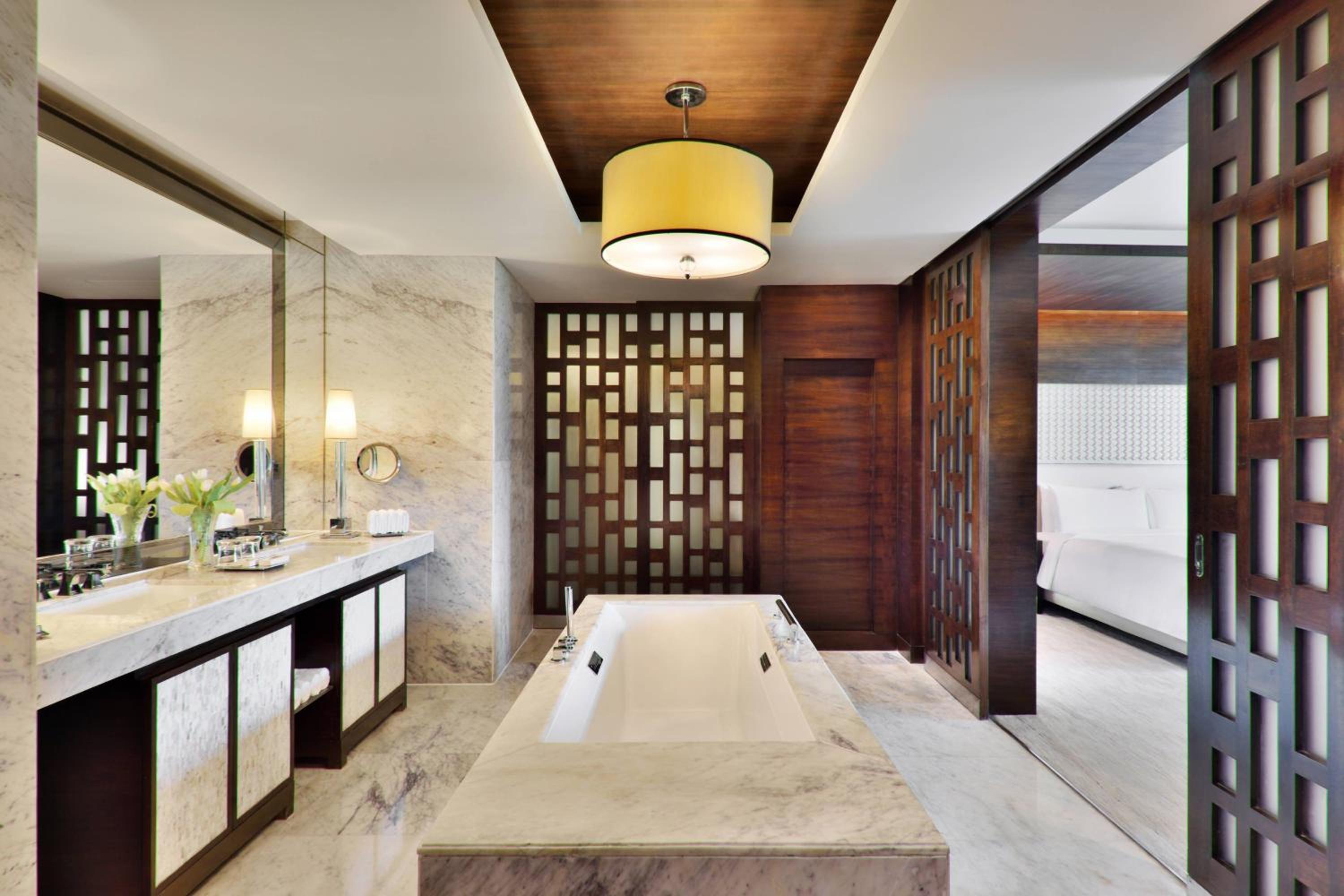 Large 1-Bedroom Suite with Lounge Access, Cocktail Hours 5PM to 7PM, 20% Spa Discount, and Guaranteed Early Check-in/Late Check-out