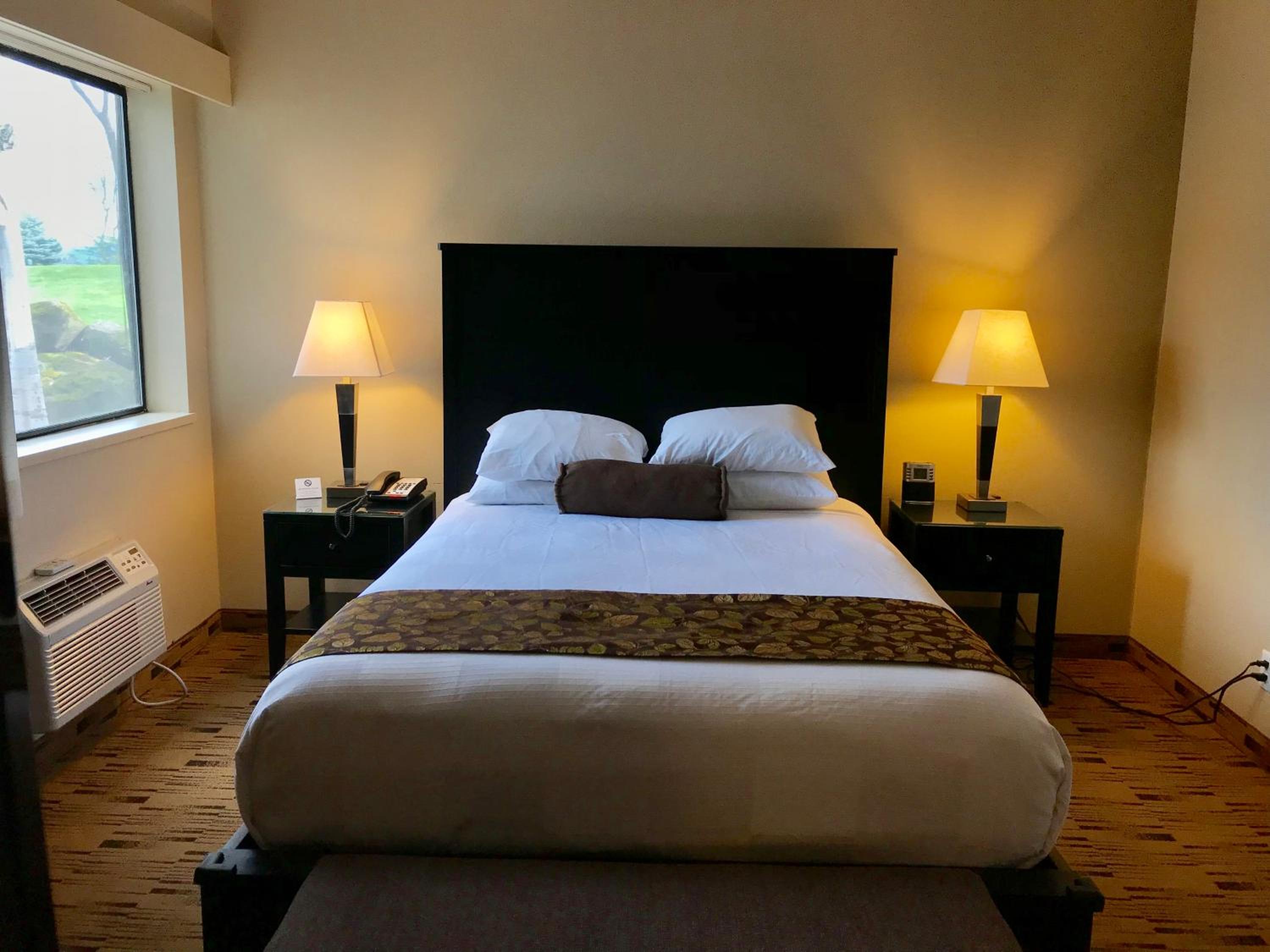 Deluxe Queen Suite with River View - Sitting Area - No Pets