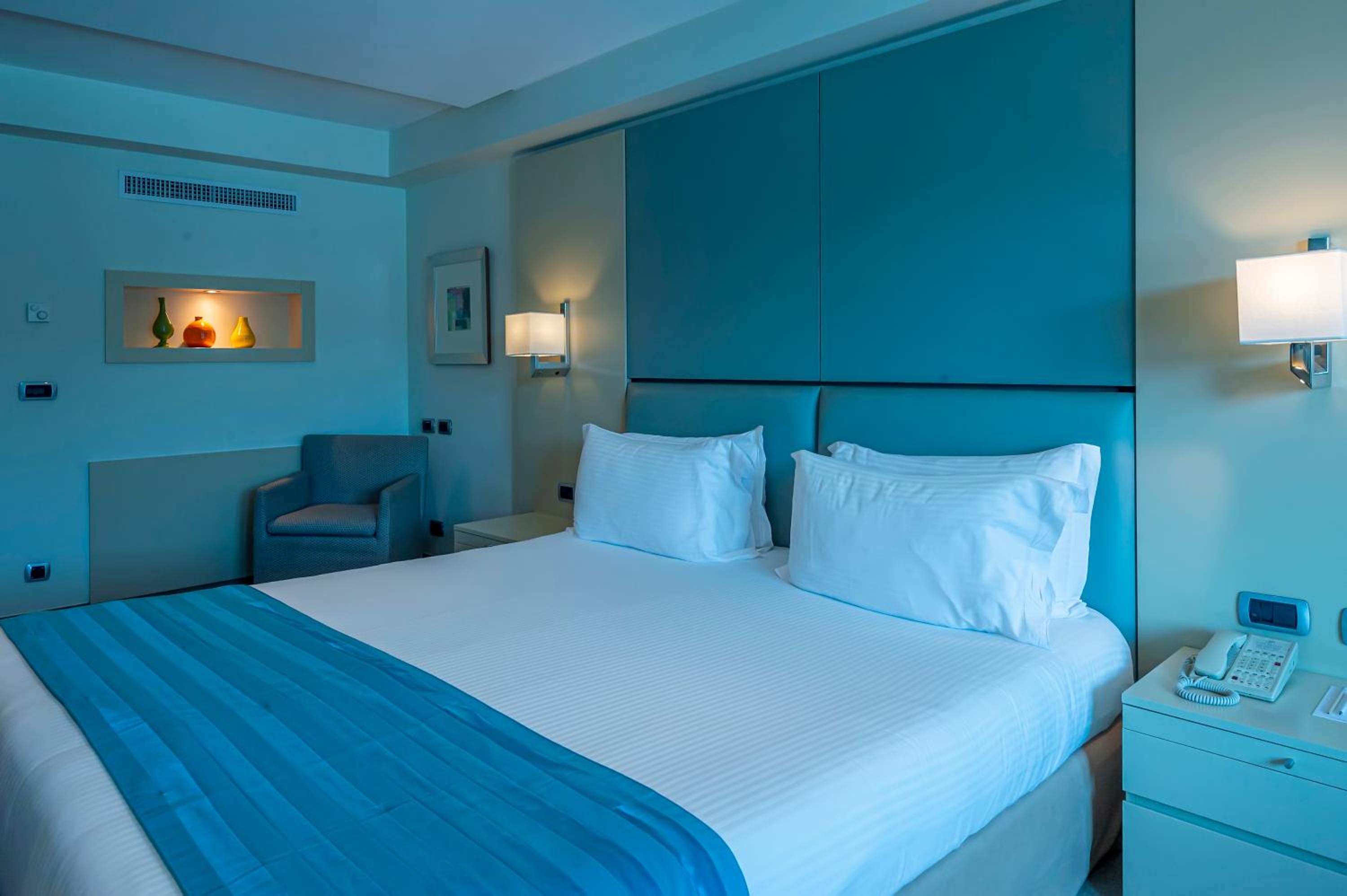 Corner Suite - Harbor view