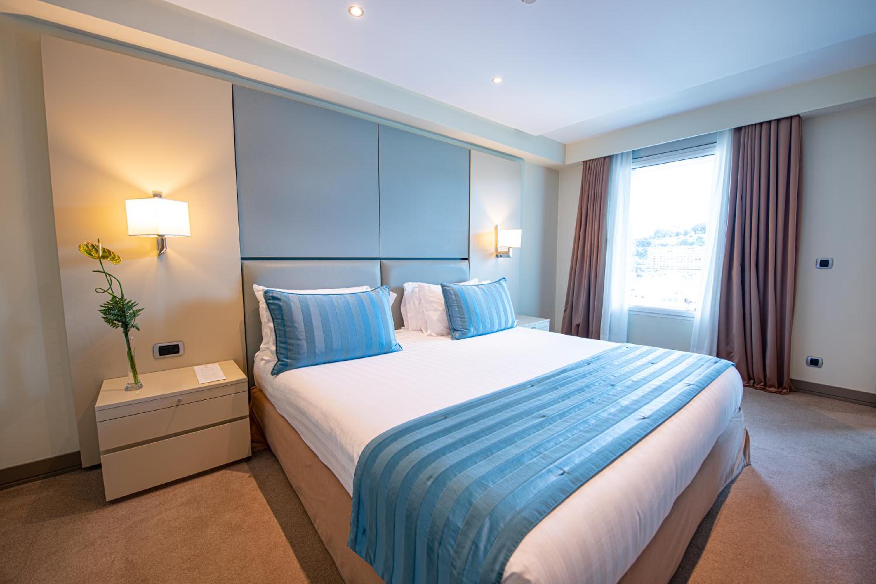 Corner Suite - Harbor view