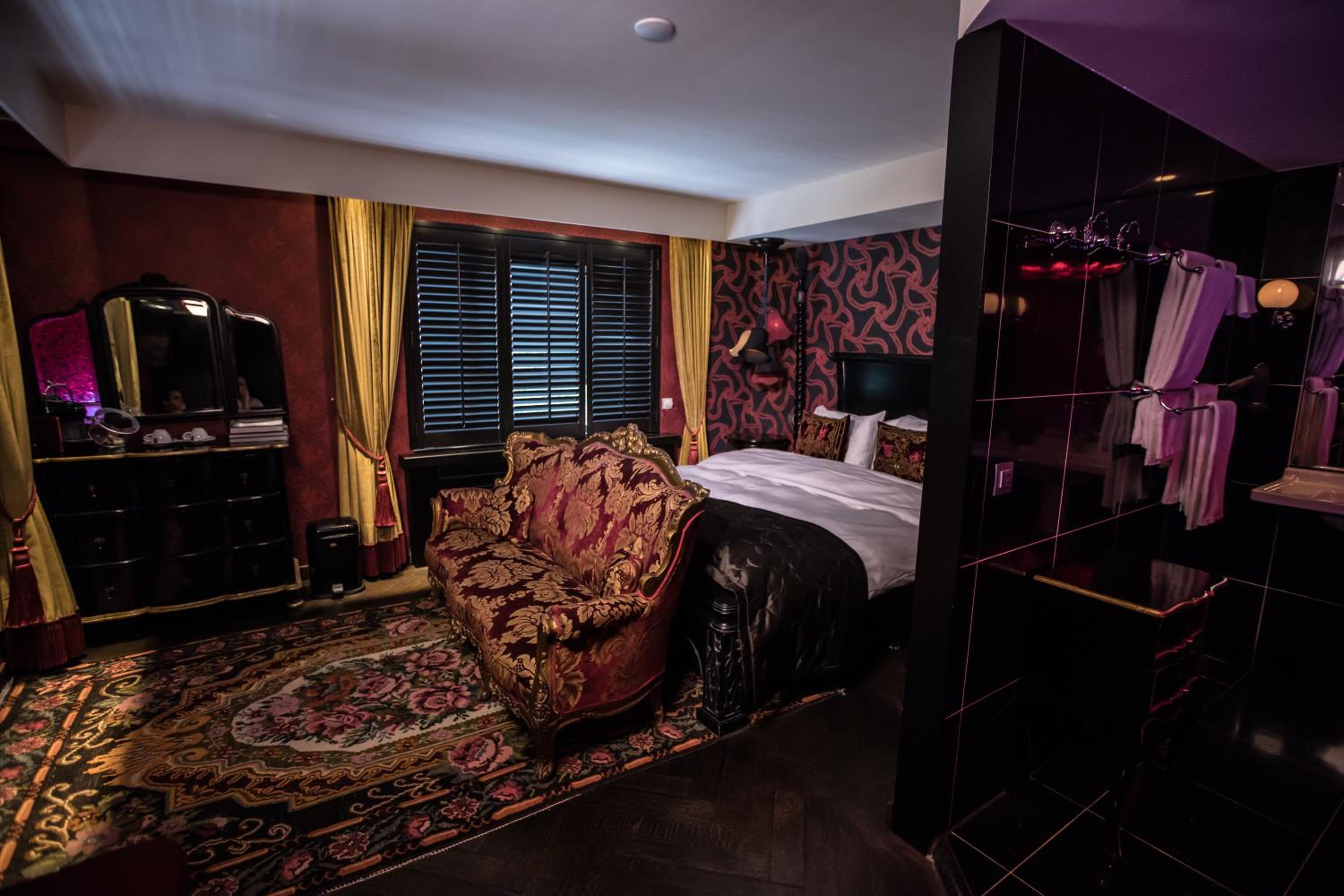 One-Bedroom Suite with Spa Bath (Paris)