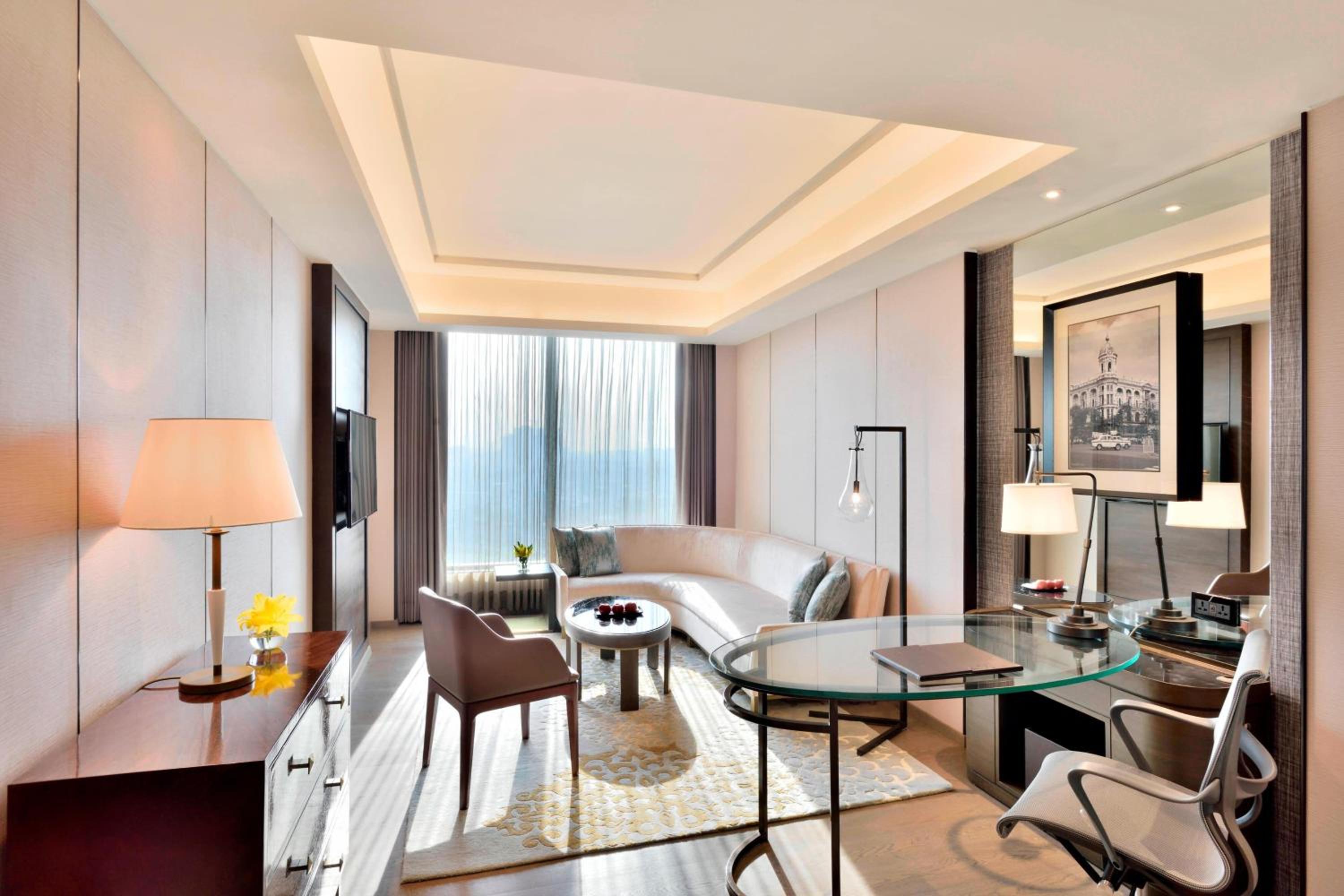 Deluxe Suite with Executive Lounge Access & Two way Airport Transfer