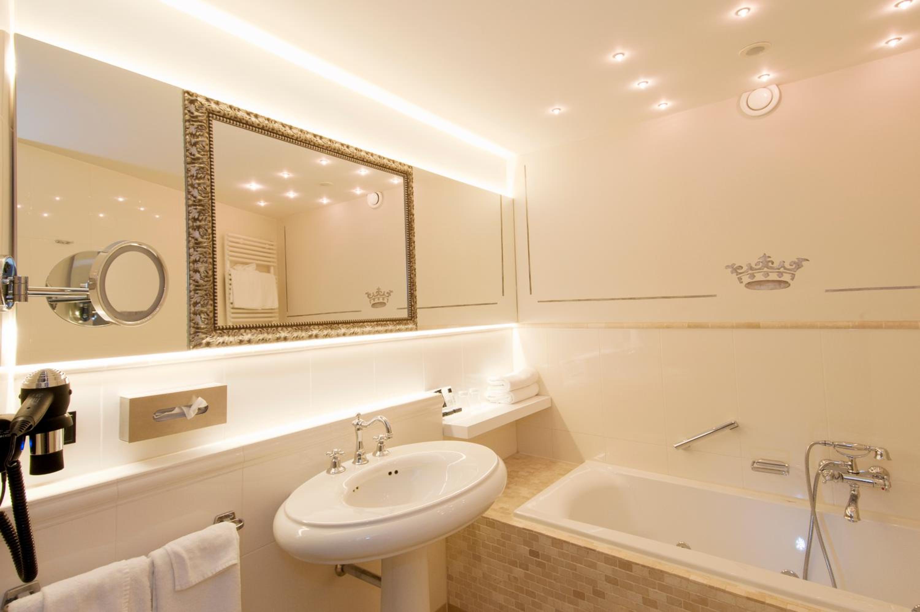 Deluxe King Suite
