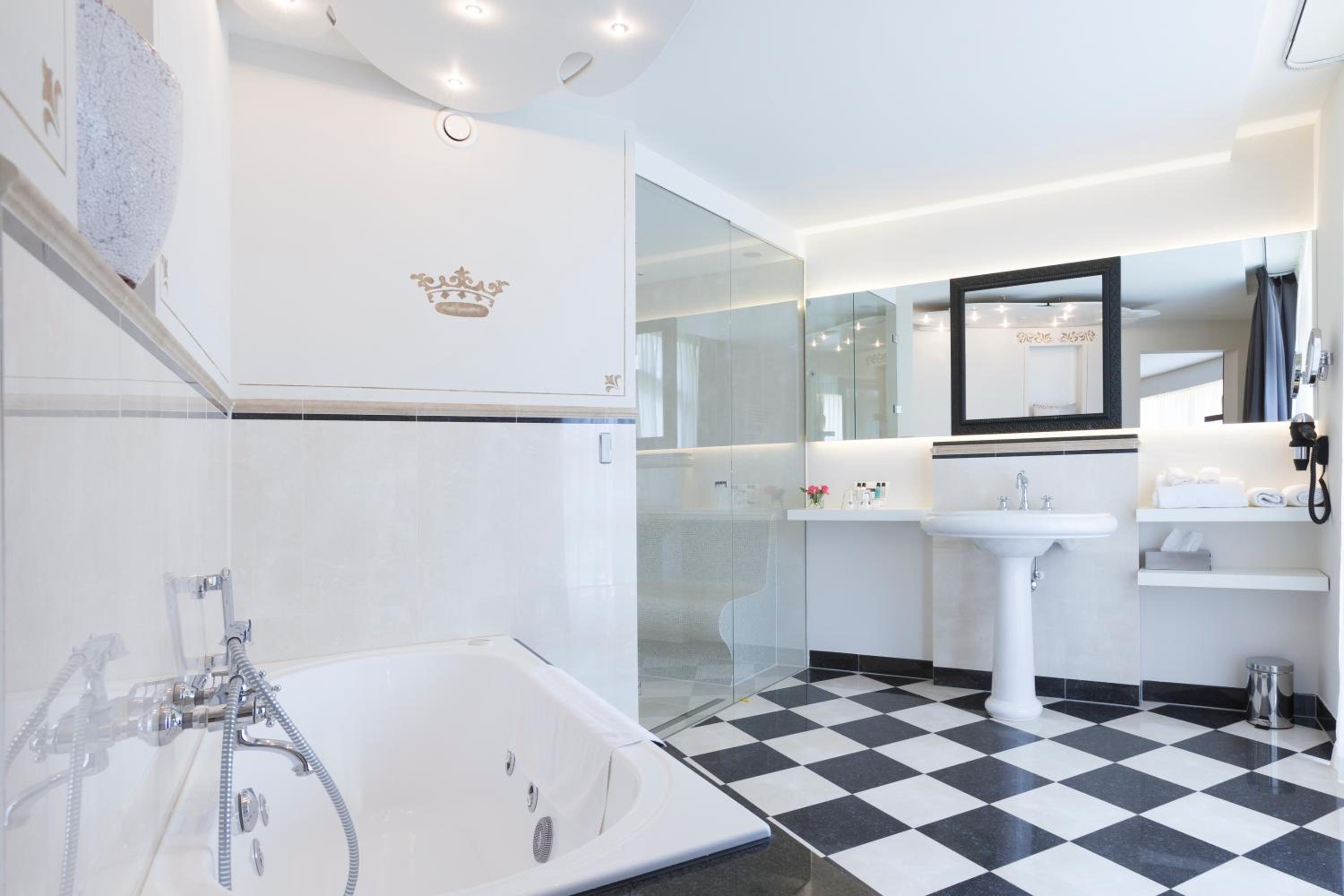 Deluxe King Suite
