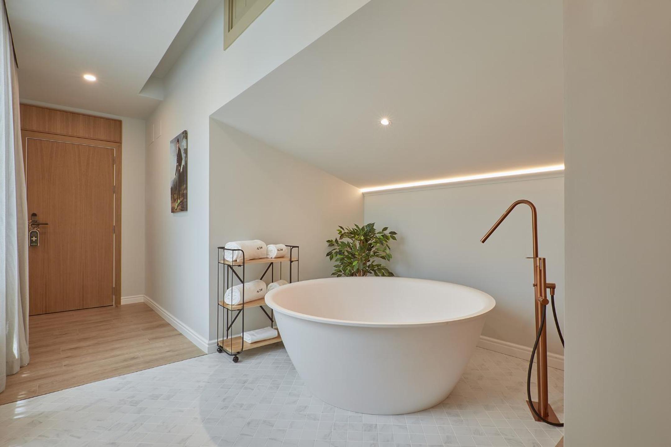 Junior Suite with Bathtub