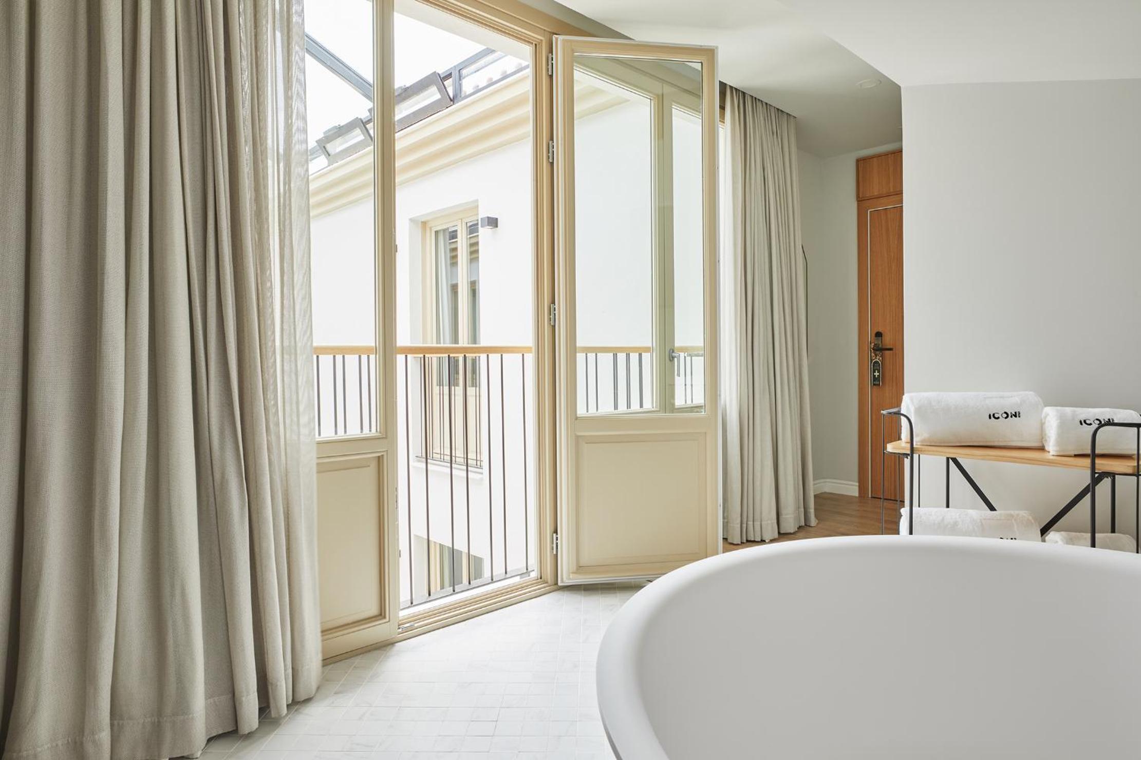 Junior Suite with Bathtub