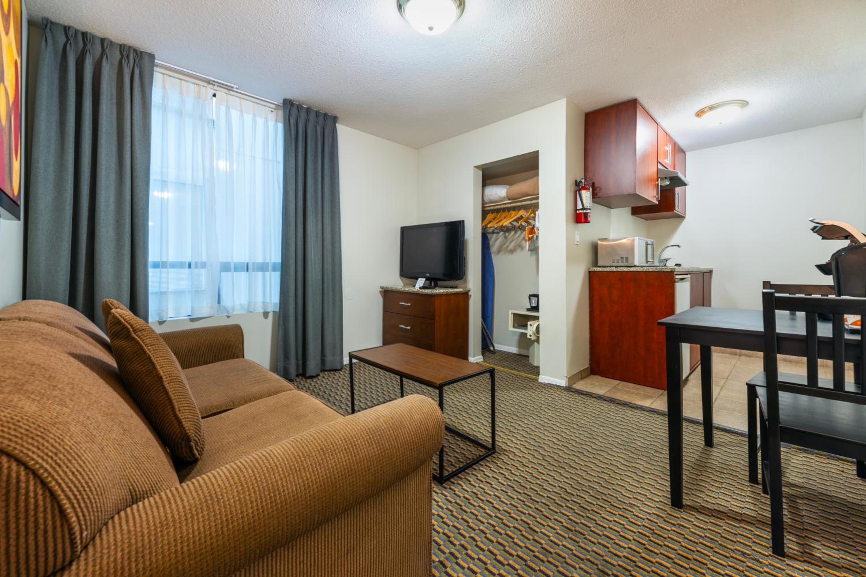 One-Bedroom Queen Suite - Non-Smoking